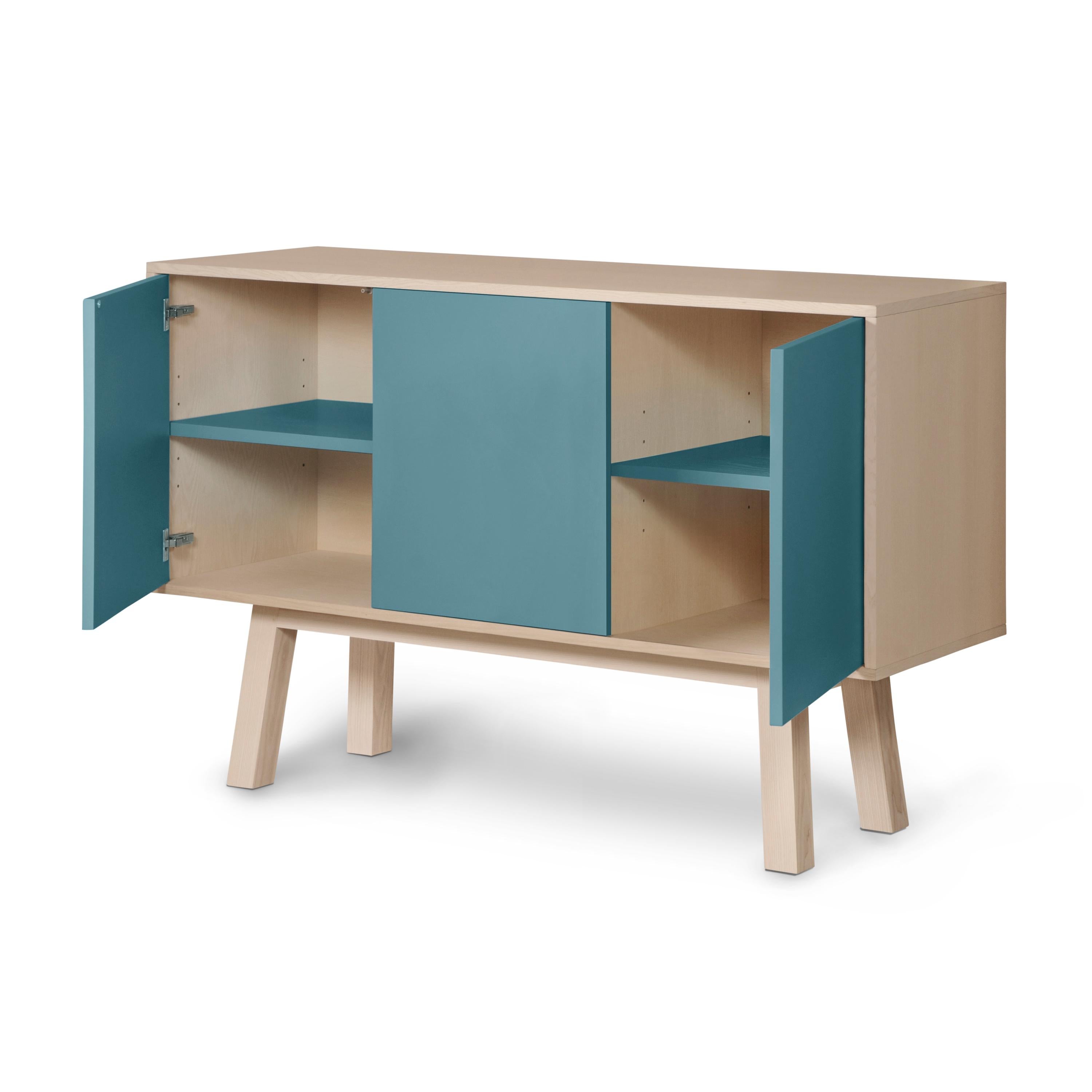 This 3-door sideboard is 100% made in France in oak, veneer oak and with lacquered doors in MDF panels. 

The 3 doors open with a 