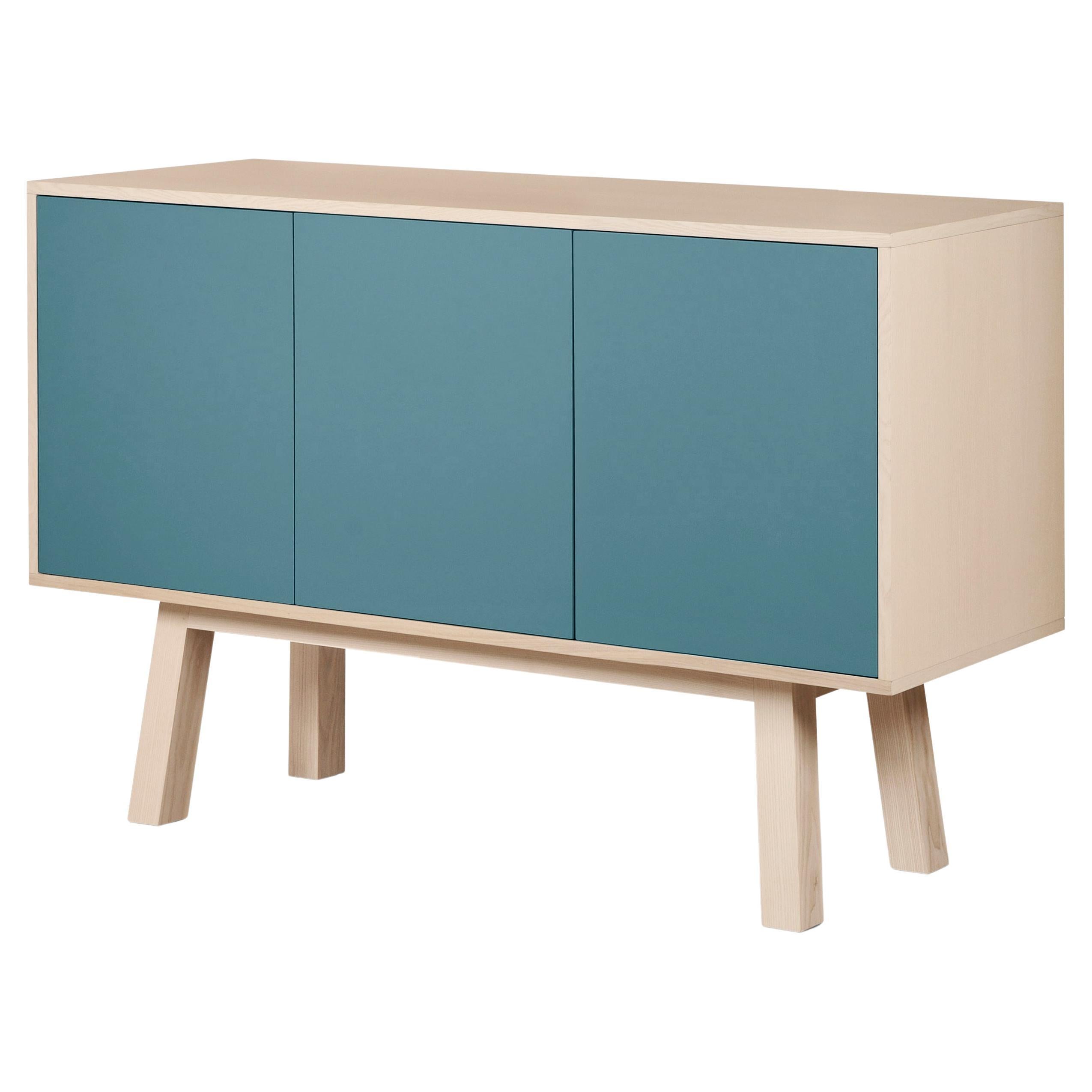 Aparador escandinavo de 3 puertas azul claro de diseño francés, por Eric Gizard Paris