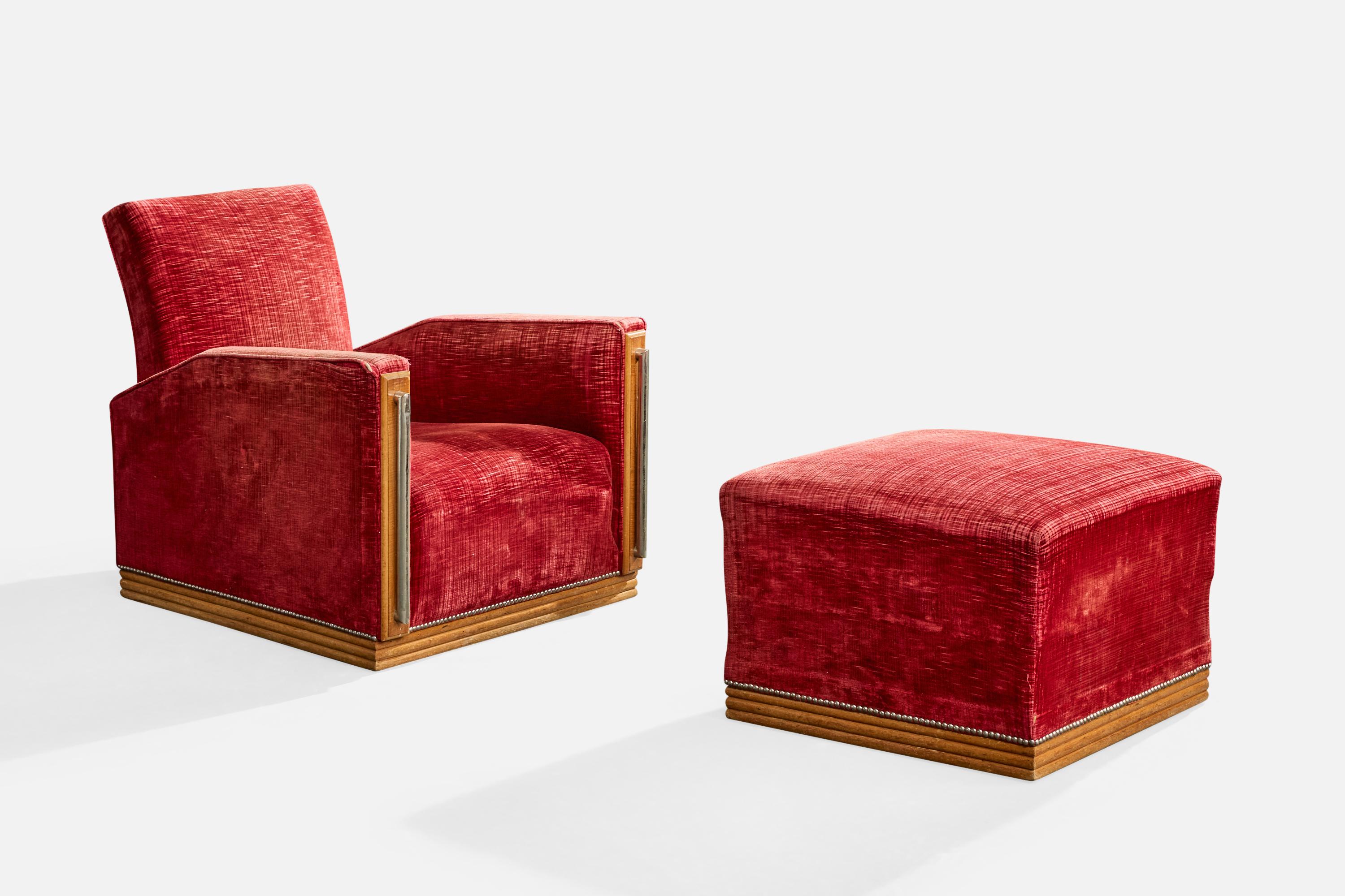 Chaise longue ou fauteuil club en bois, métal et velours rouge avec ottoman, conçu et produit en France, c. les années 1930.

Rembourrage recommandé.

Forte usure des accoudoirs entraînant un effilochage modéré du tissu. Fissure naturelle du panneau