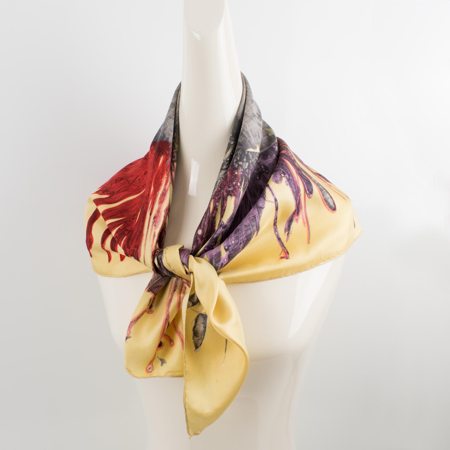 La créatrice de mode française Maggy Rouff (1896 - 1971) Paris a conçu cet élégant foulard 100 % pure soie dans les années 1960. Cette écharpe présente un motif floral stylisé représenté comme une peinture à la main. La signature de Maggy Rouff