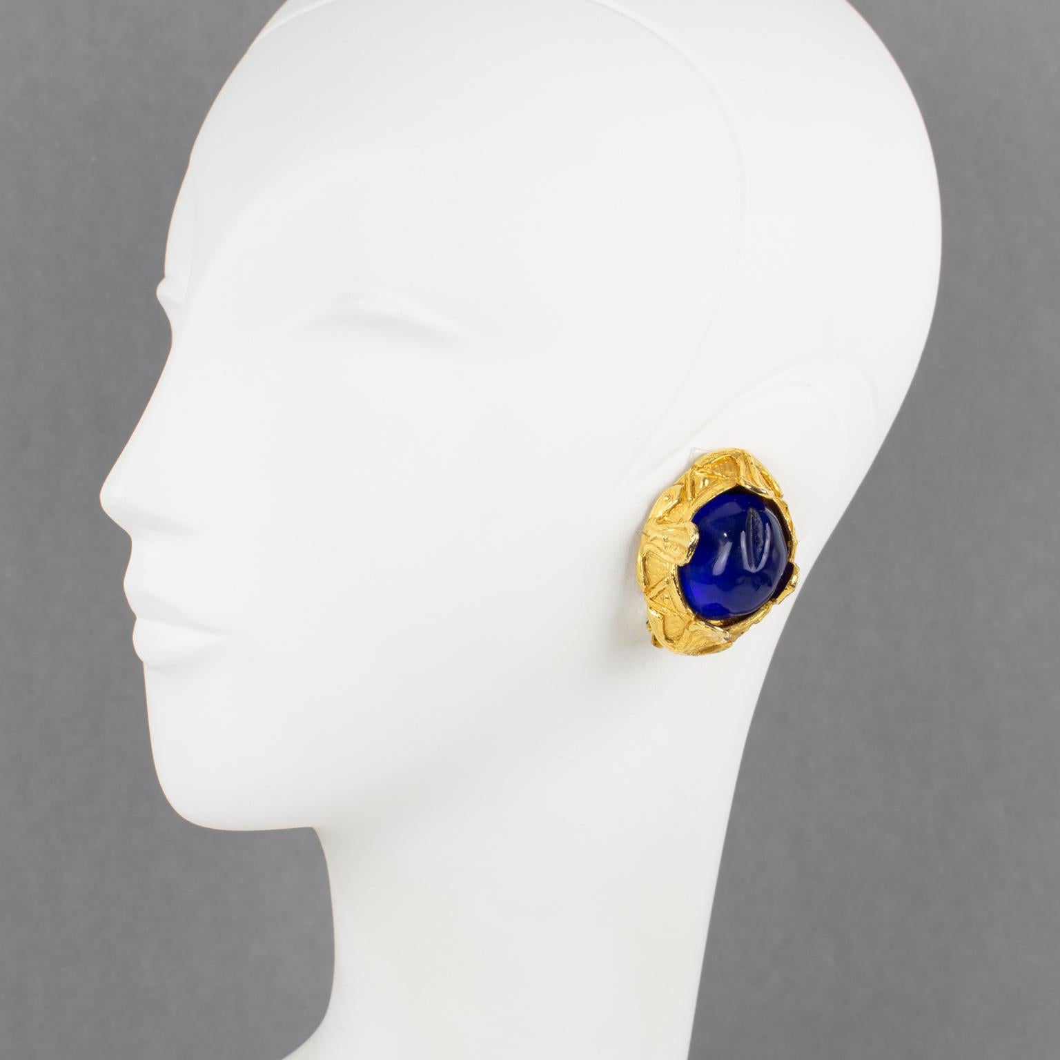 MCL, a French designer, designed these lovely clip-on earrings in the 1980s. The earrings have a baroque style, with a massive construction that captures attention. Its gilt metal frame adds a touch of elegance and sophistication, while the cobalt