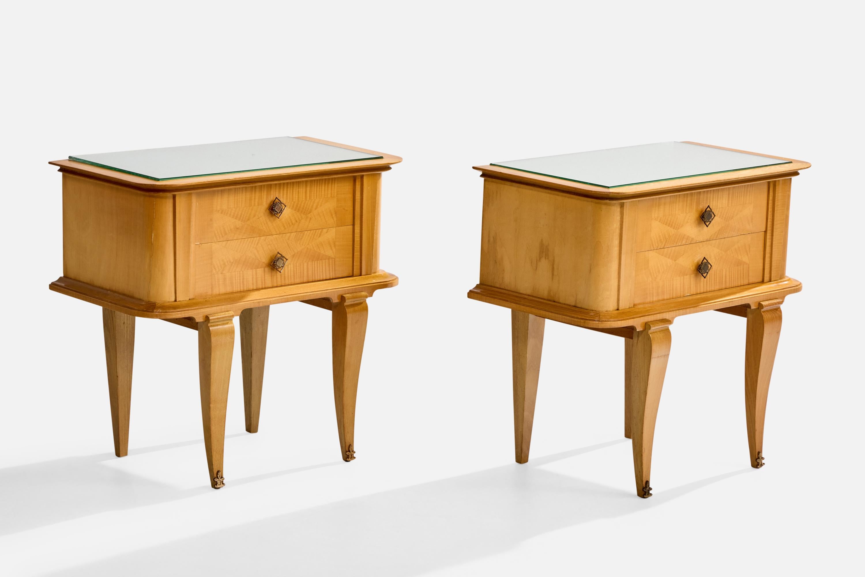 Coppia di comodini in legno, vetro a specchio e ottone progettati e prodotti in Francia, c. 1957.

Dimensioni complessive (pollici): 23.25 
