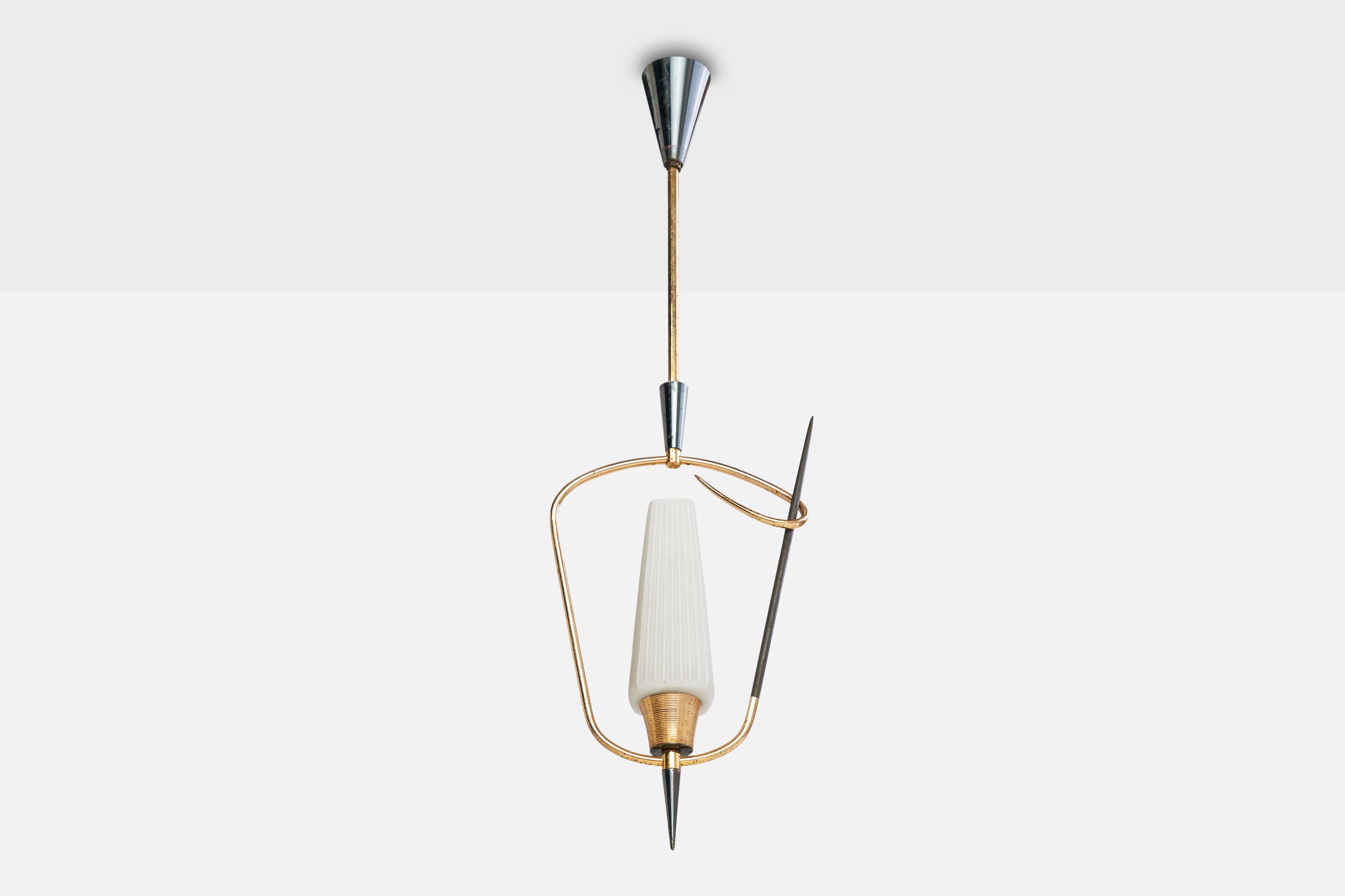 Lampada a sospensione in ottone, metallo e vetro opalino bianco progettata e prodotta in Francia, negli anni '50 circa.

Dimensioni complessive (pollici): 33,1