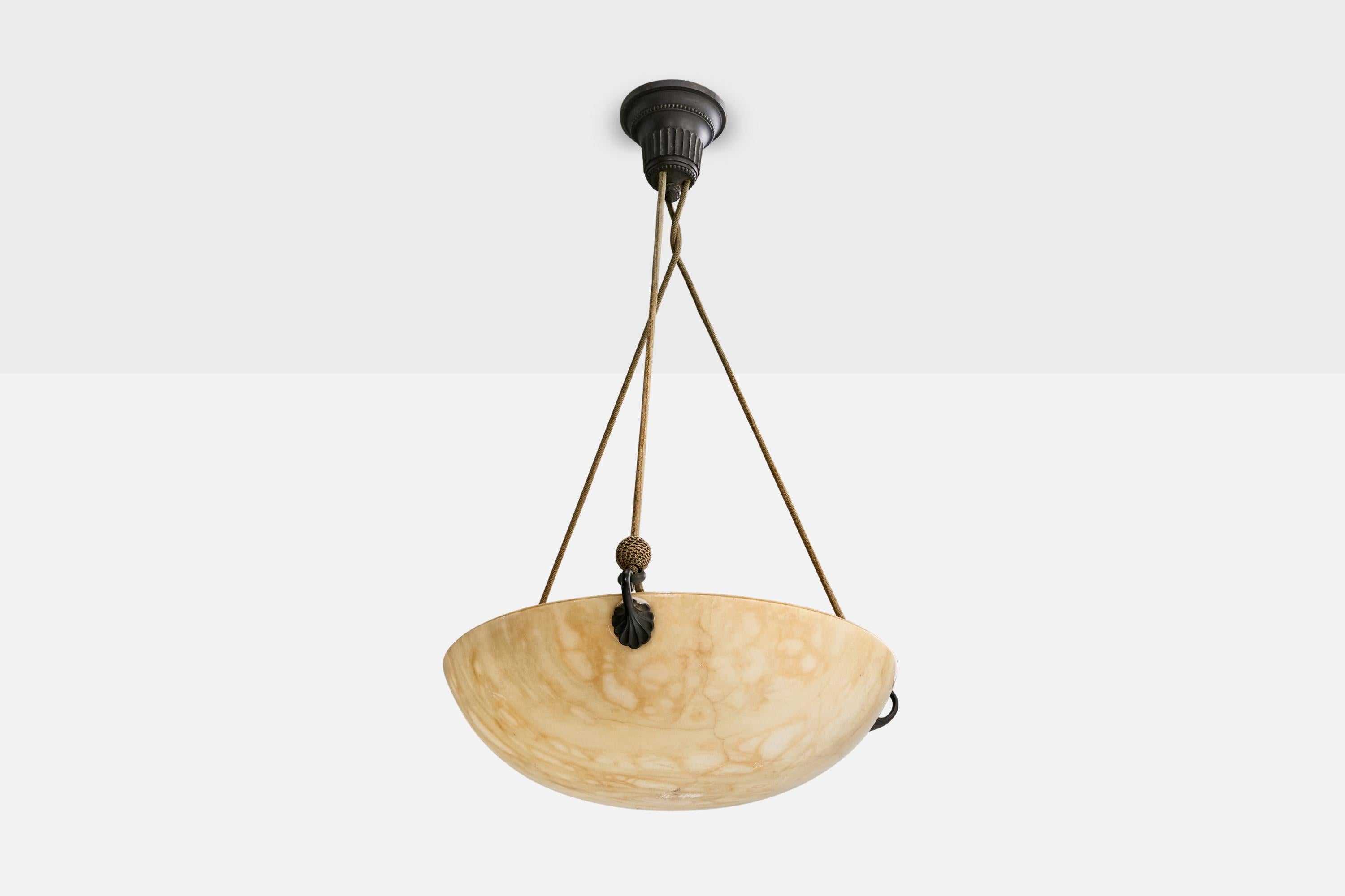 Lampada a sospensione in metallo patinato scuro, corda e alabastro beige, probabilmente progettata e prodotta in Francia, intorno agli anni Venti.

Dimensioni complessive (pollici): 29,5 