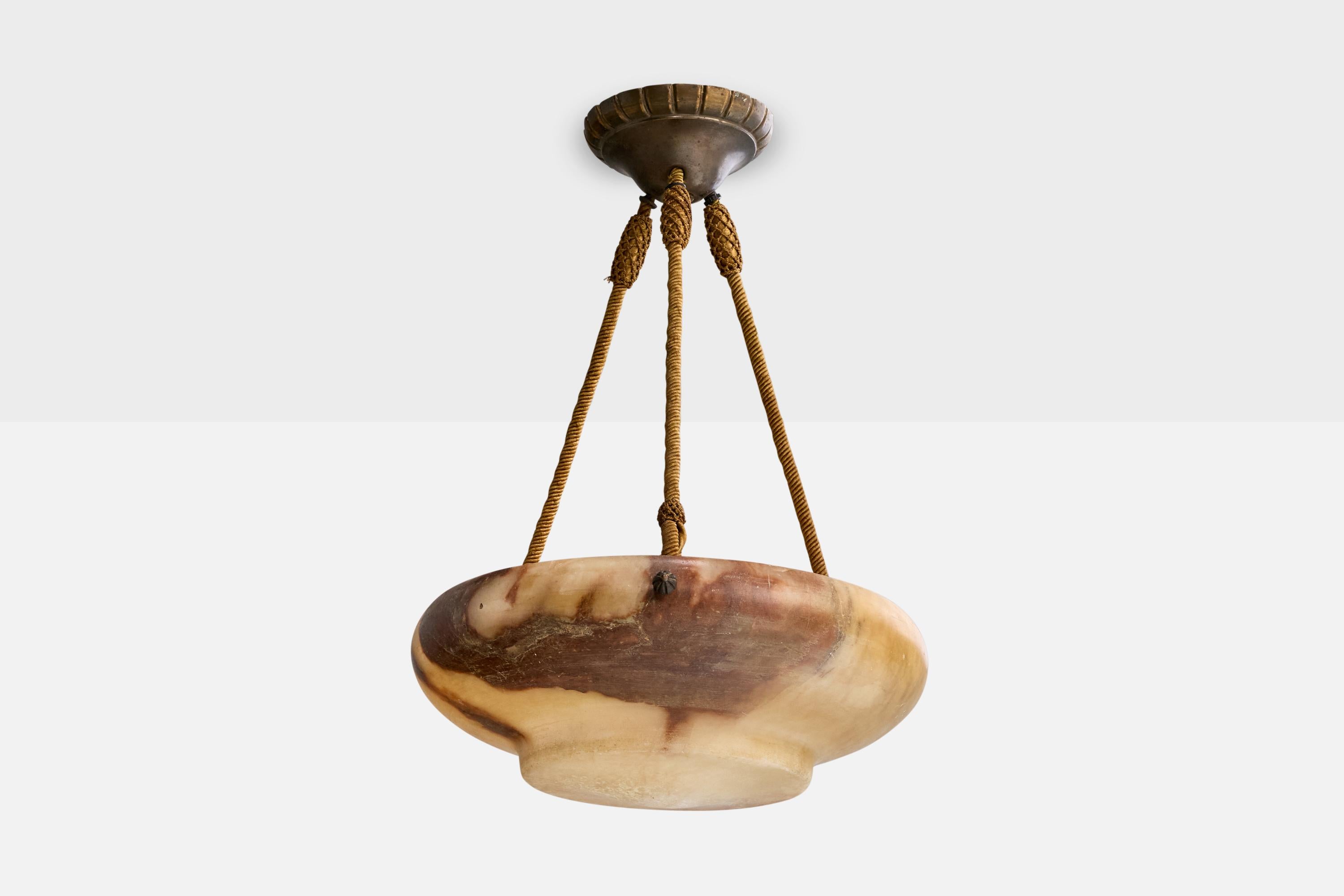 Una lampada a sospensione in alabastro, corda marrone e ottone probabilmente progettata e prodotta in Francia, negli anni '30 circa.

Dimensioni complessive (pollici): 21,0 