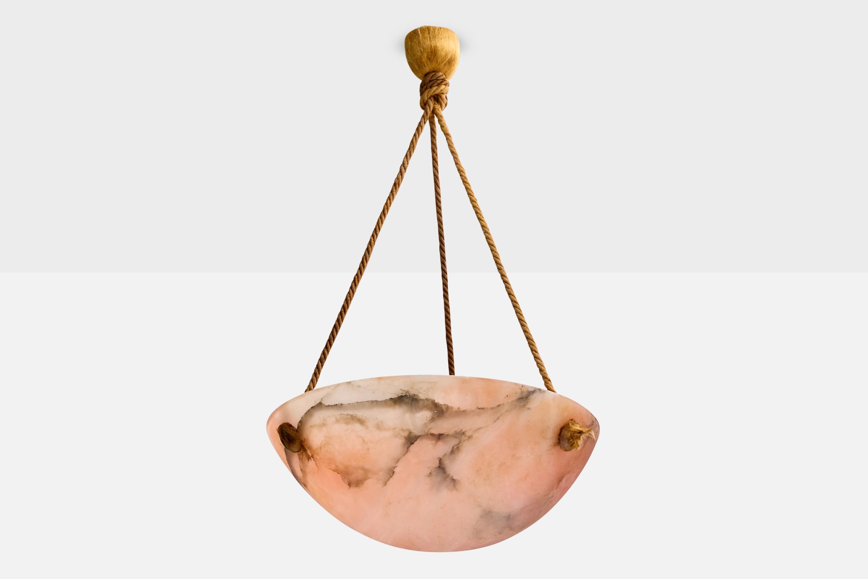 Lampada a sospensione in alabastro rosa e corda beige progettata e prodotta in Francia, negli anni '30 circa.

Dimensioni complessive (pollici): 23,0 