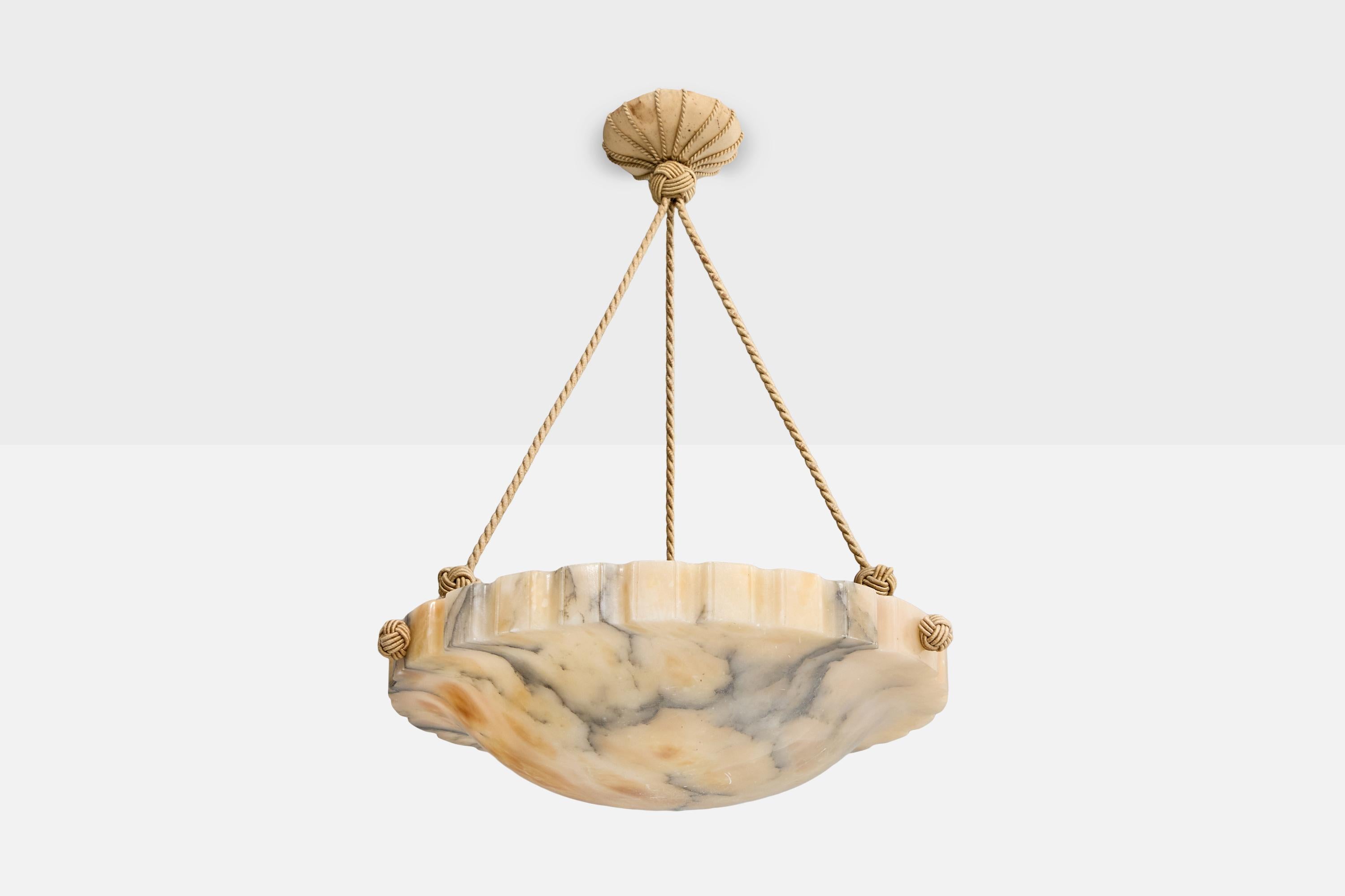 Suspension en forme de corde en albâtre et beige, probablement conçue et produite en France, C.C..

Dimensions globales (pouces) : 22.0 