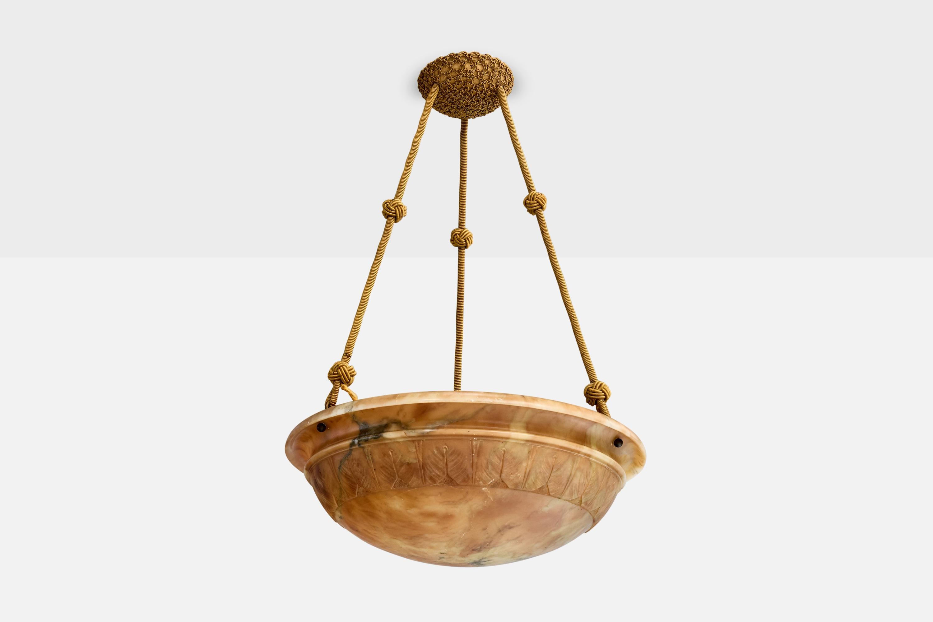 Una lampada a sospensione in alabastro marrone e corda probabilmente progettata e prodotta in Francia, negli anni '30 circa.

Dimensioni complessive (pollici): 25,5 
