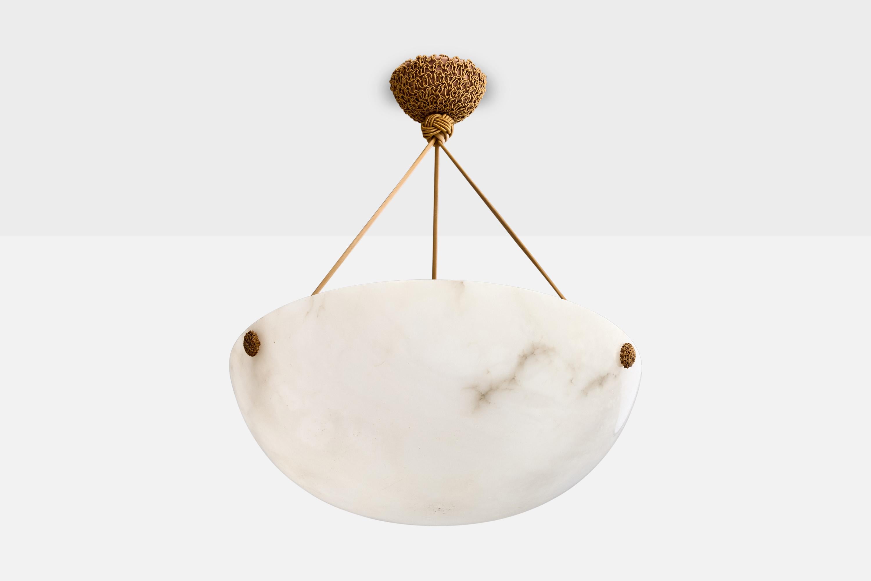 Una lampada a sospensione in alabastro e corda marrone probabilmente progettata e prodotta in Francia, negli anni '30 circa.

Dimensioni complessive (pollici): 22,0 