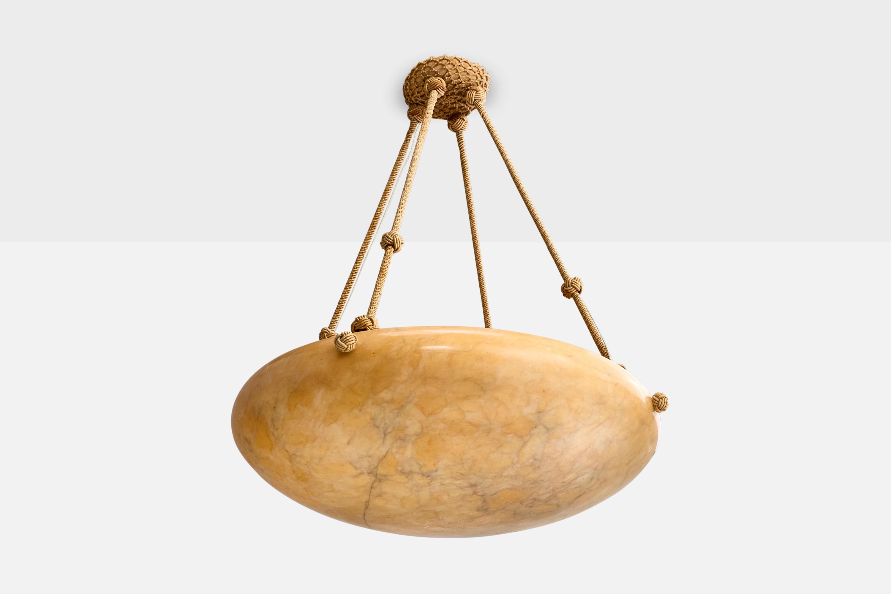 Una lampada a sospensione in alabastro beige e corda probabilmente disegnata e prodotta in Francia, negli anni '30 circa.

Dimensioni complessive (pollici): 28,0 