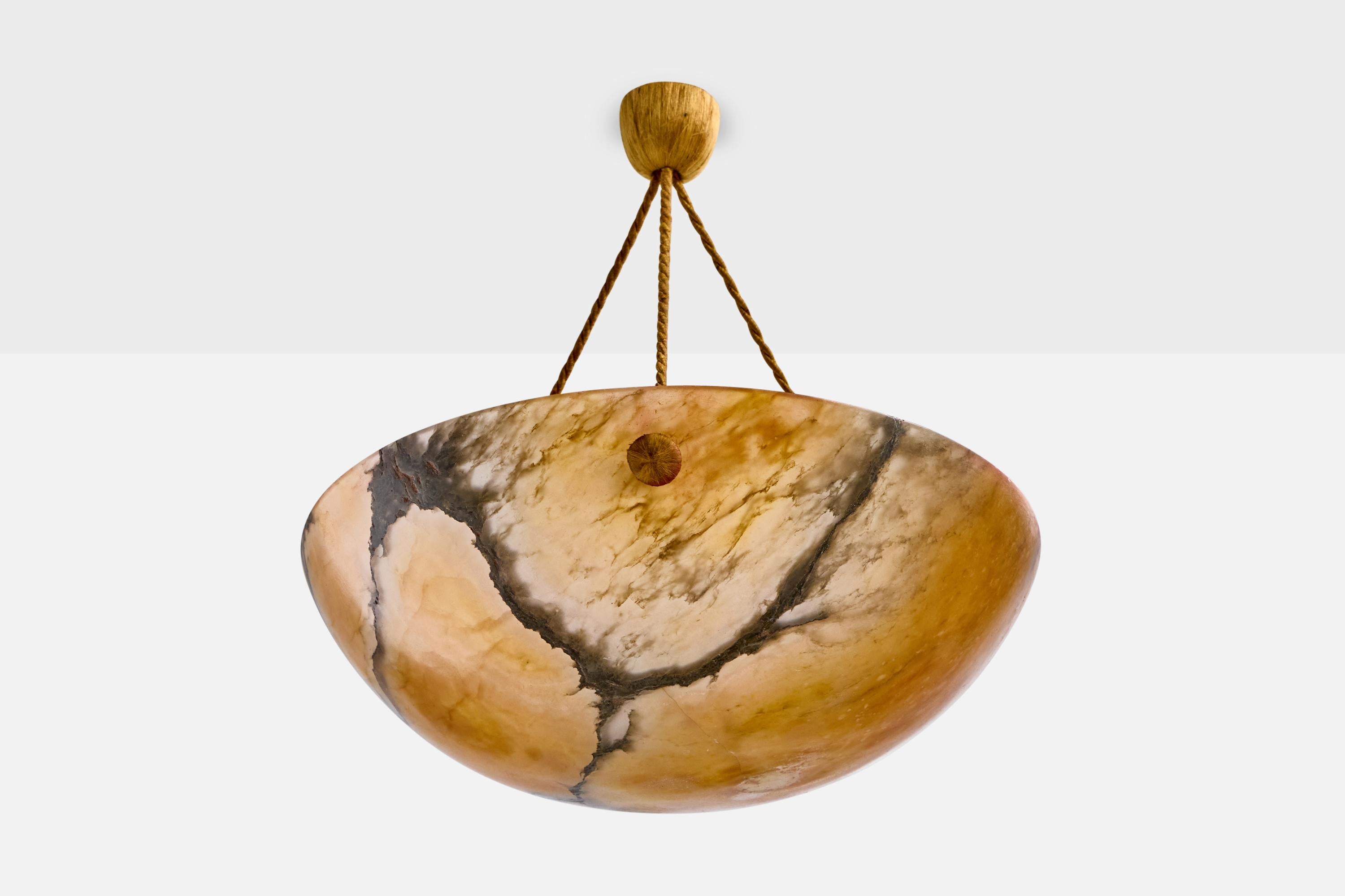 Suspension en albâtre et corde brune, probablement conçue et produite en France, C.C..

Fissure capillaire présente sur l'albâtre

Usure correspondant à l'âge et à l'usage.

Dimensions globales (pouces) : 15,5