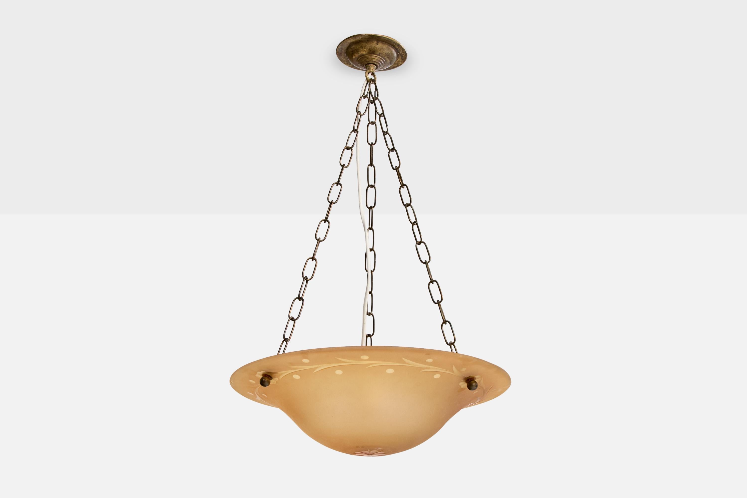 Una lampada a sospensione in vetro acidato e ottone di colore arancione probabilmente progettata e prodotta in Francia, negli anni '30 circa.

Dimensioni complessive (pollici): 22,5 