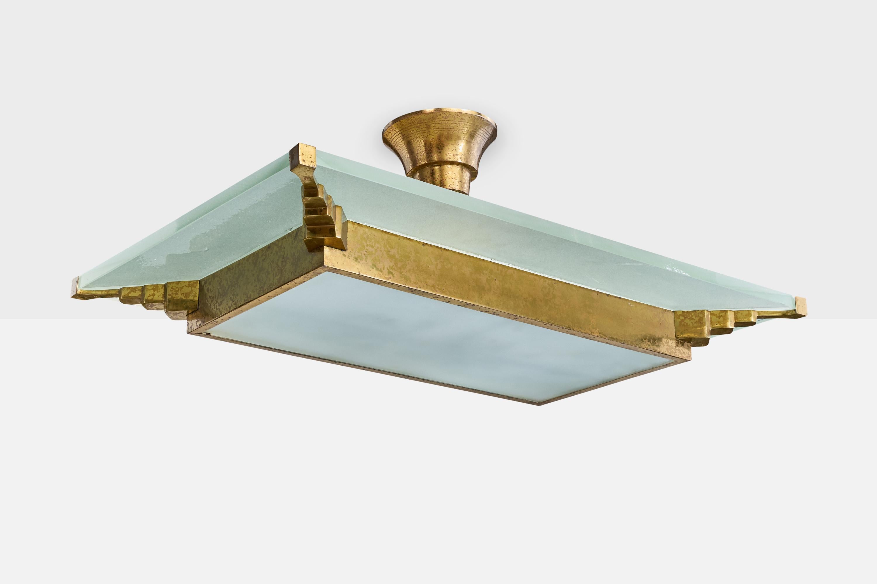 Lampada a sospensione in ottone e vetro opalino progettata e prodotta in Francia, negli anni '30 circa.

Dimensioni complessive (pollici): 12 