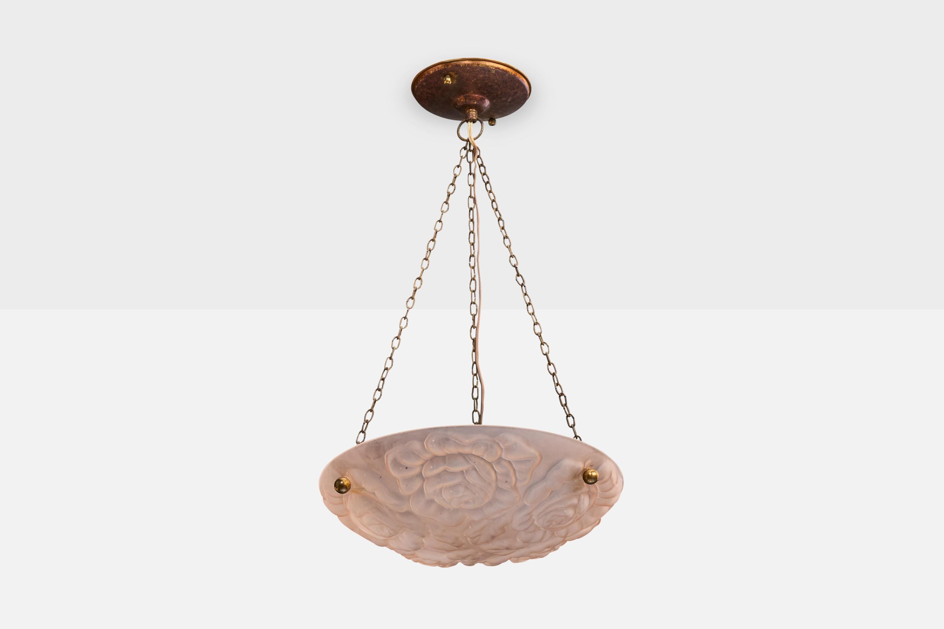 Lampada a sospensione in ottone e vetro rosa con motivi floreali, probabilmente progettata e prodotta in Francia, anni '30 circa.

La calotta in ottone presenta una forte ossidazione. Piccola scheggiatura sul bordo del paralume.

Dimensioni