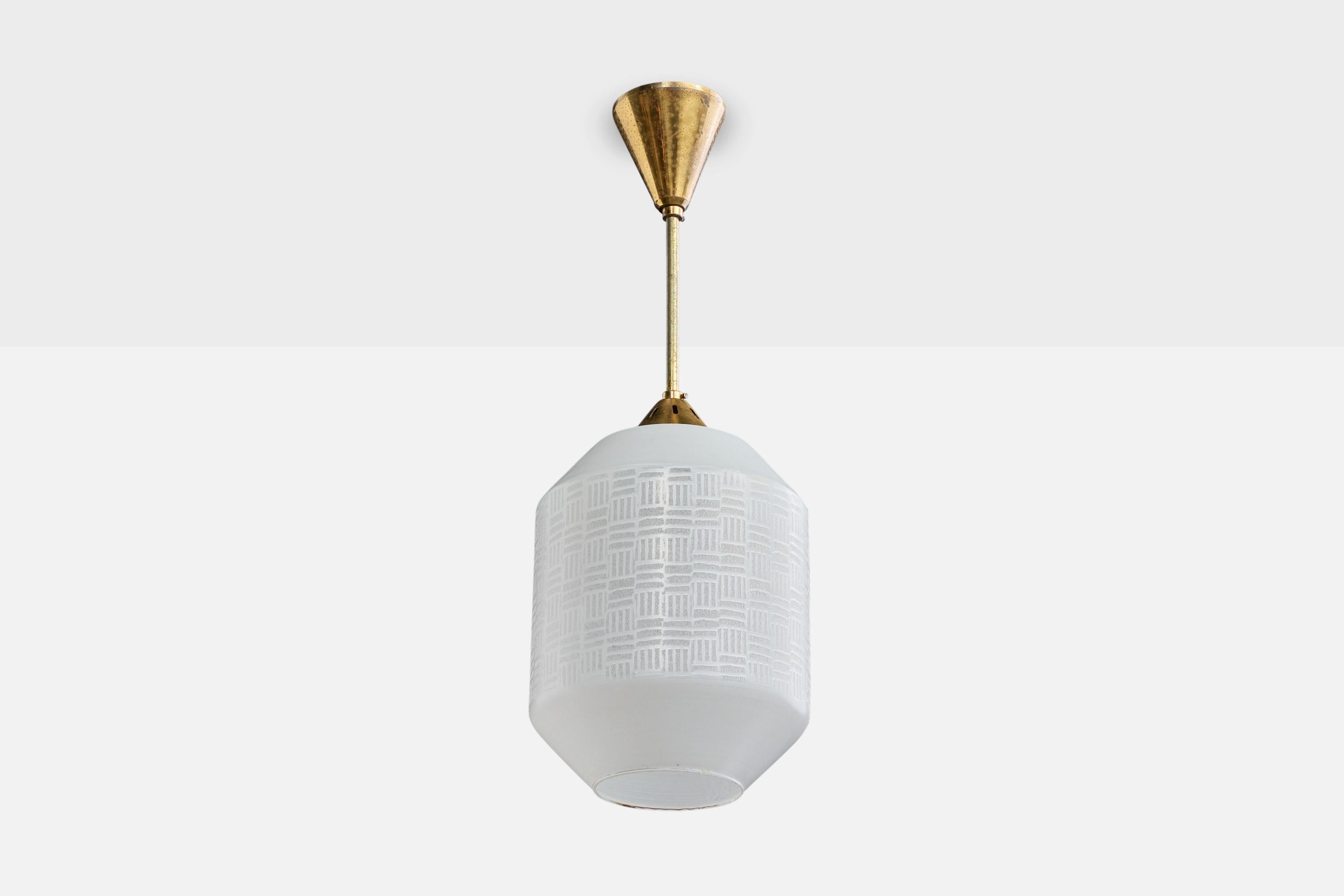 Lampada a sospensione in ottone e vetro opalino bianco acidato progettata e prodotta in Francia, negli anni '50 circa.

Il fusto e la calotta in ottone presentano una forte ossidazione.

Dimensioni complessive (pollici): 19,0