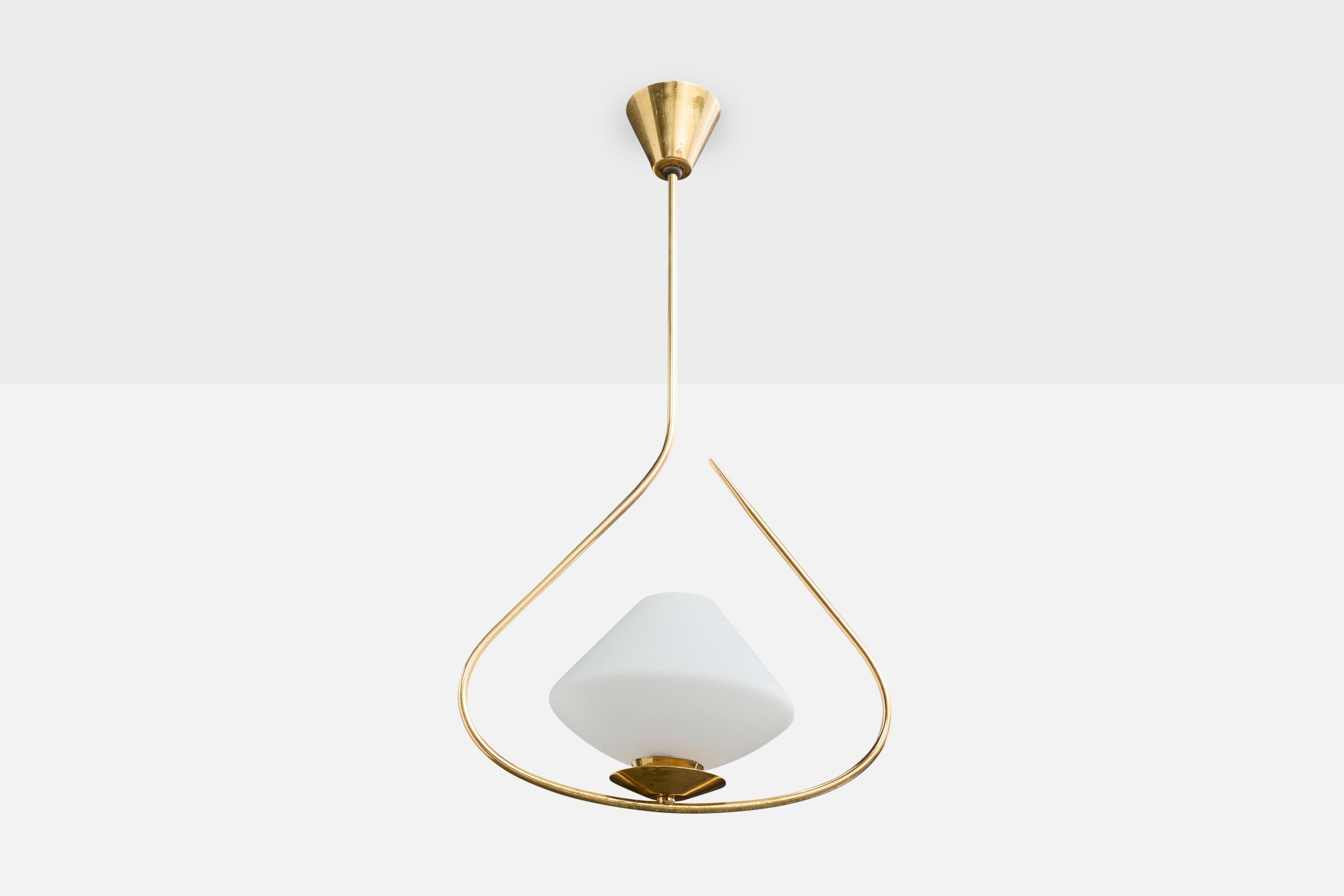 Lampada a sospensione in ottone e vetro opalino bianco progettata e prodotta in Francia, anni '50 circa.

Dimensioni complessive (pollici): 23,0 