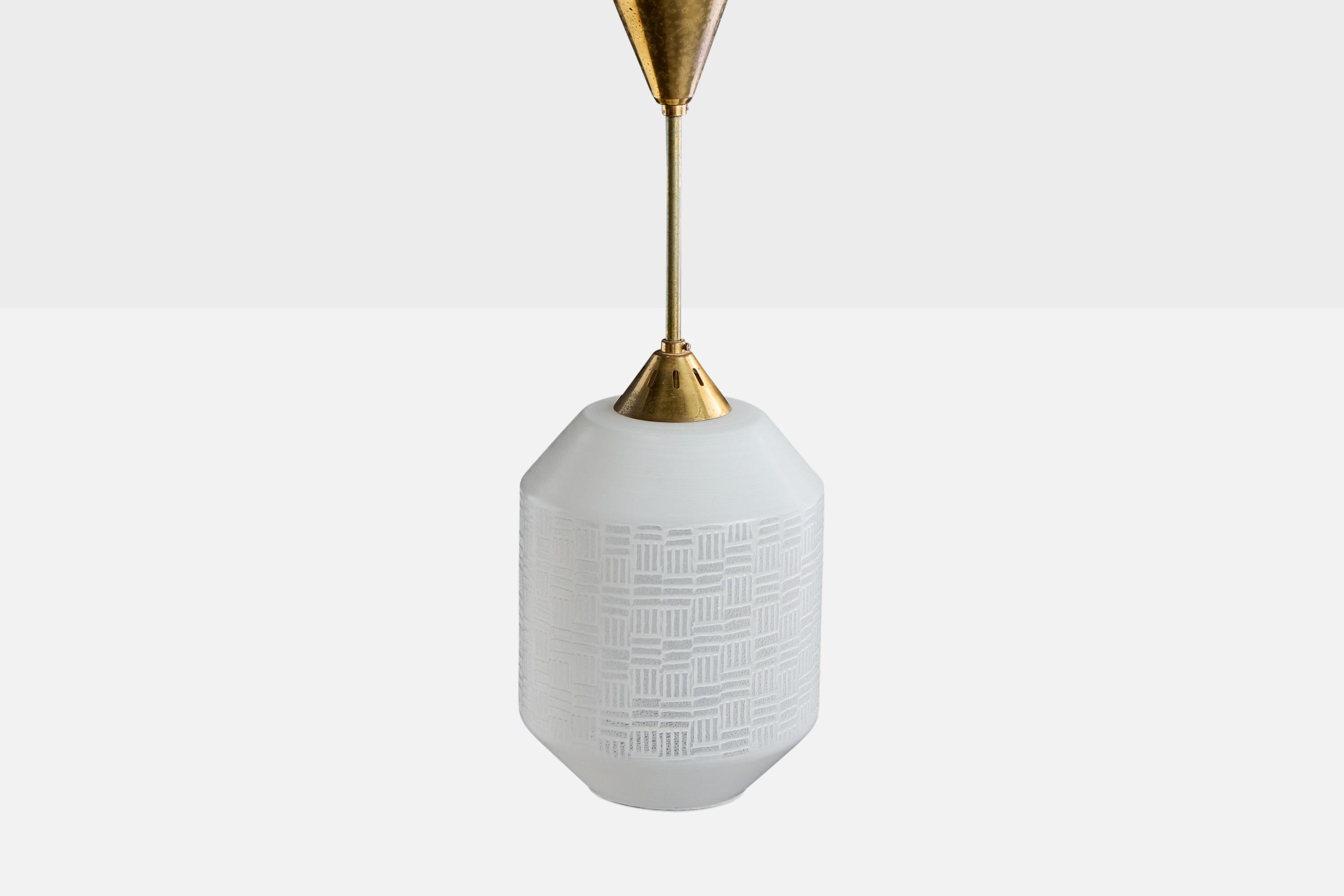 Francese Designer francese, lampada a sospensione, ottone, vetro, Francia, anni '50 in vendita