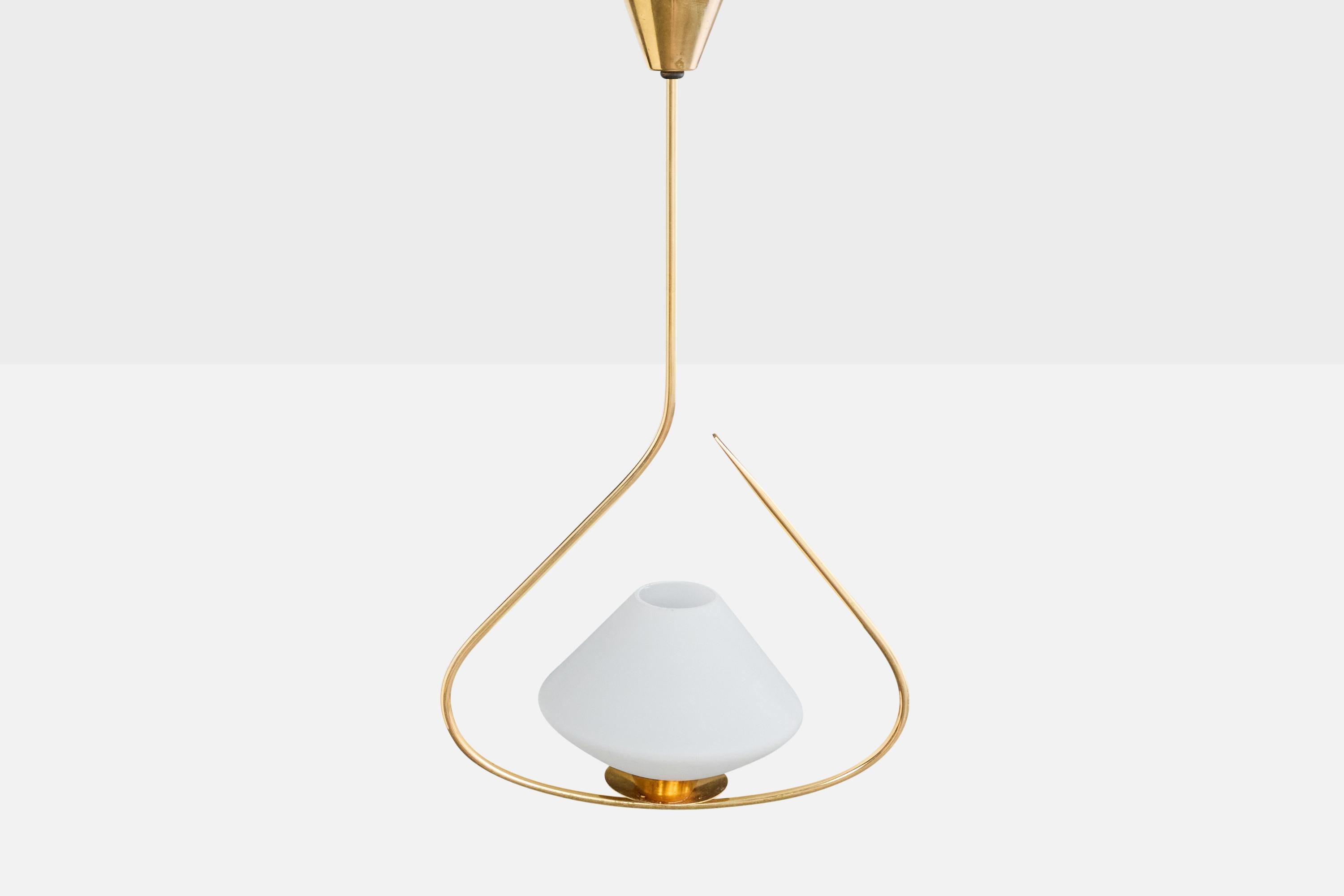 Francese Designer francese, lampada a sospensione, ottone, vetro, Francia, anni '50 in vendita