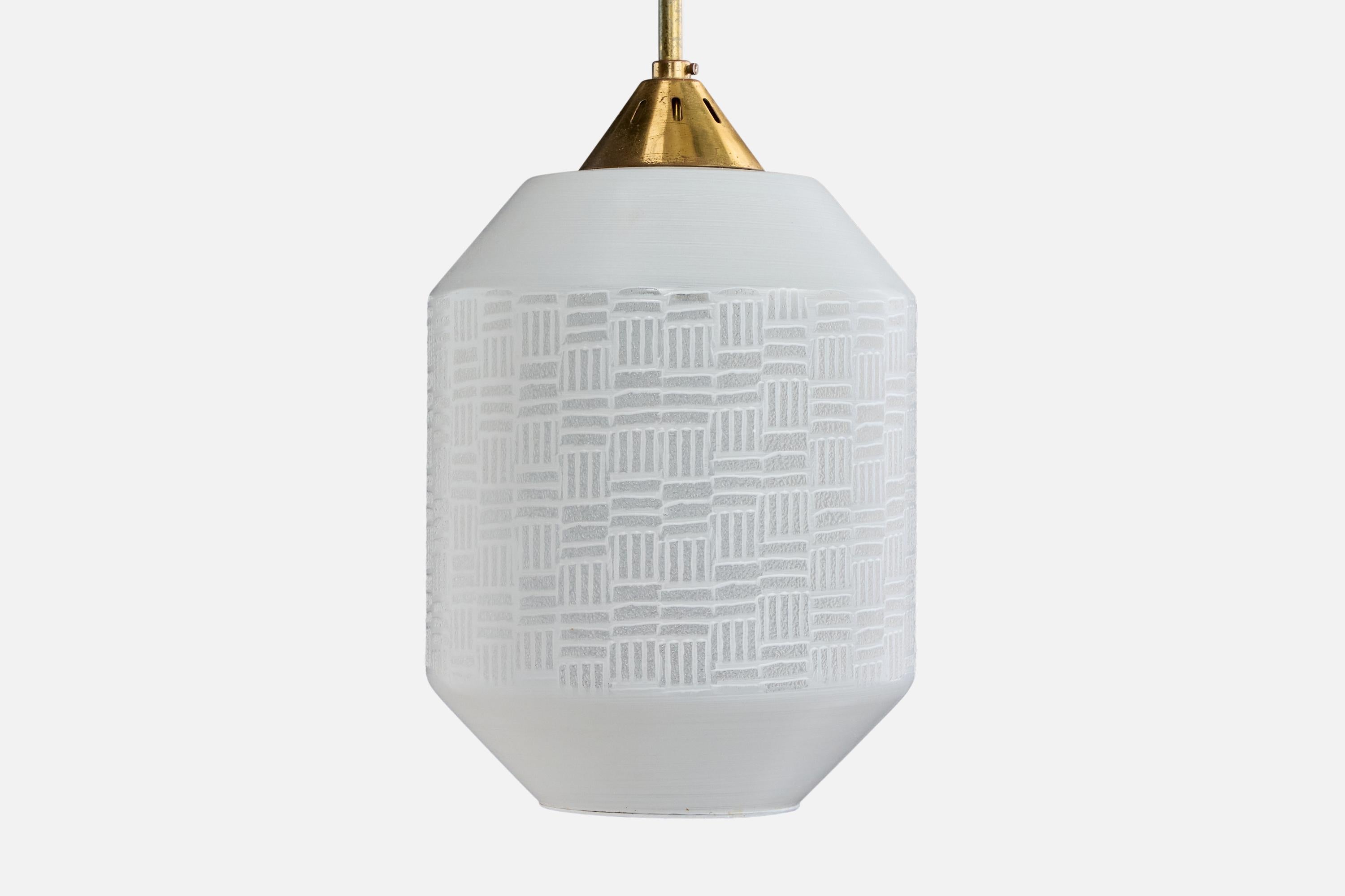 Designer francese, lampada a sospensione, ottone, vetro, Francia, anni '50 In condizioni buone in vendita a High Point, NC