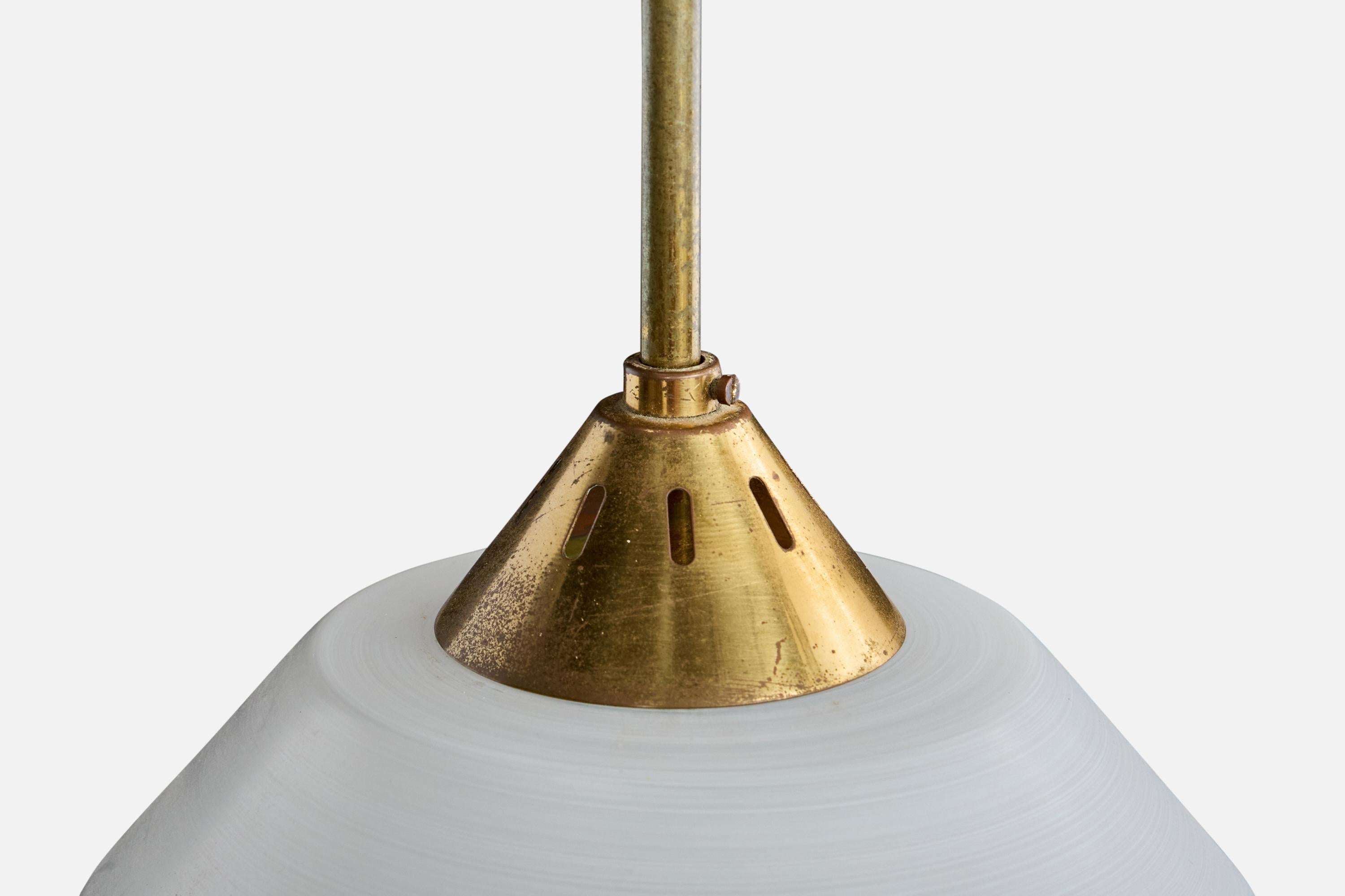 Designer francese, lampada a sospensione, ottone, vetro, Francia, anni '50 in vendita 1