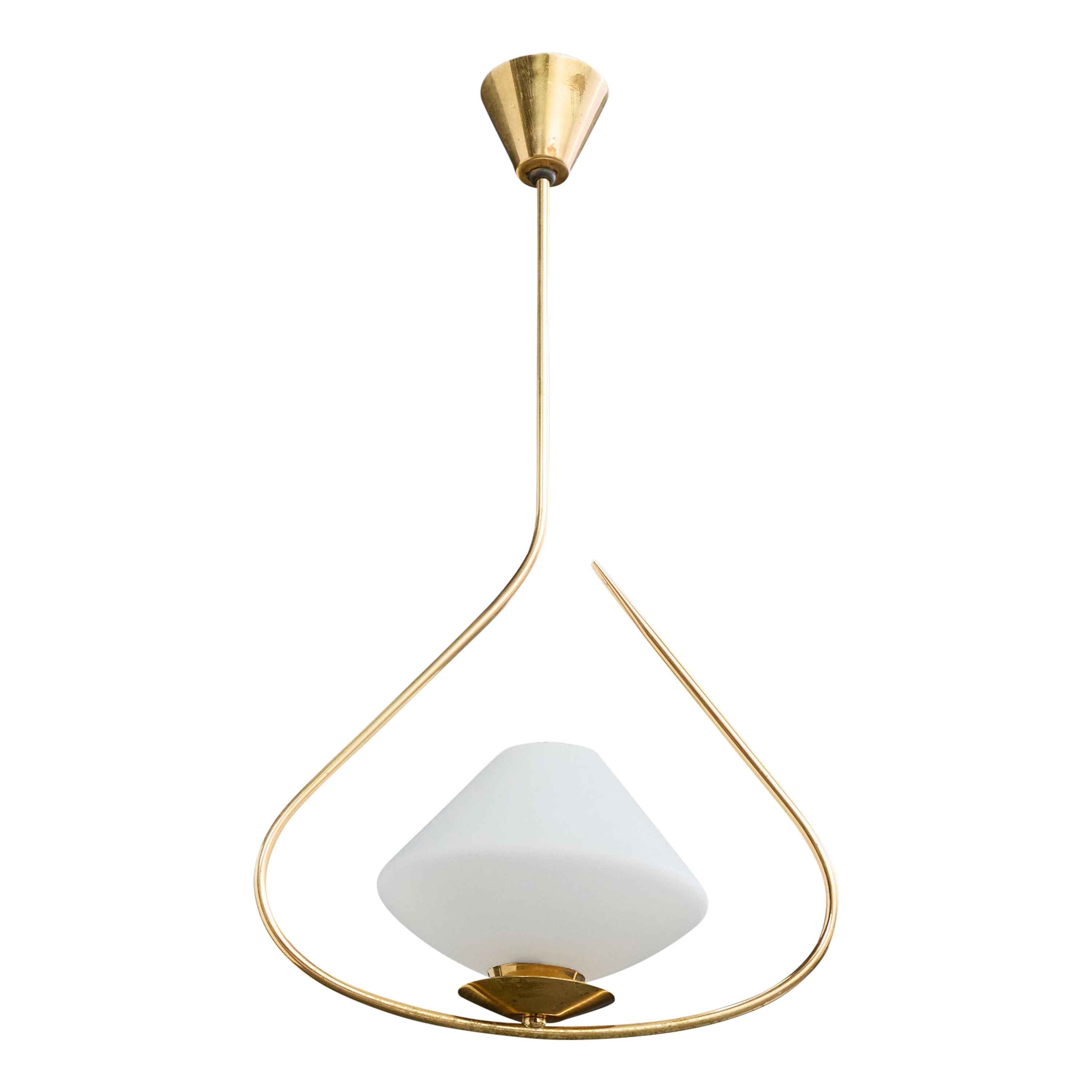 Designer francese, lampada a sospensione, ottone, vetro, Francia, anni
50