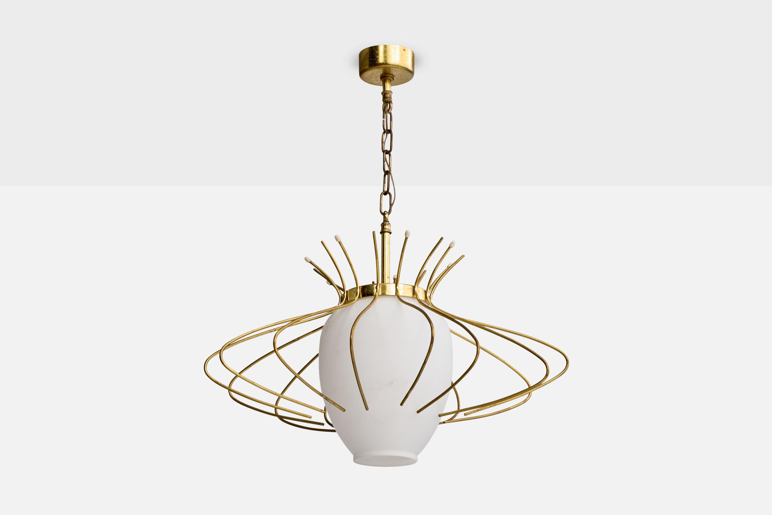 Una lampada a sospensione in ottone e vetro opalino bianco probabilmente disegnata e prodotta in Francia, negli anni '60 circa.

Ossidazione presente nell'ottone

Il paralume in vetro bianco presenta uno scolorimento.

Dimensioni complessive