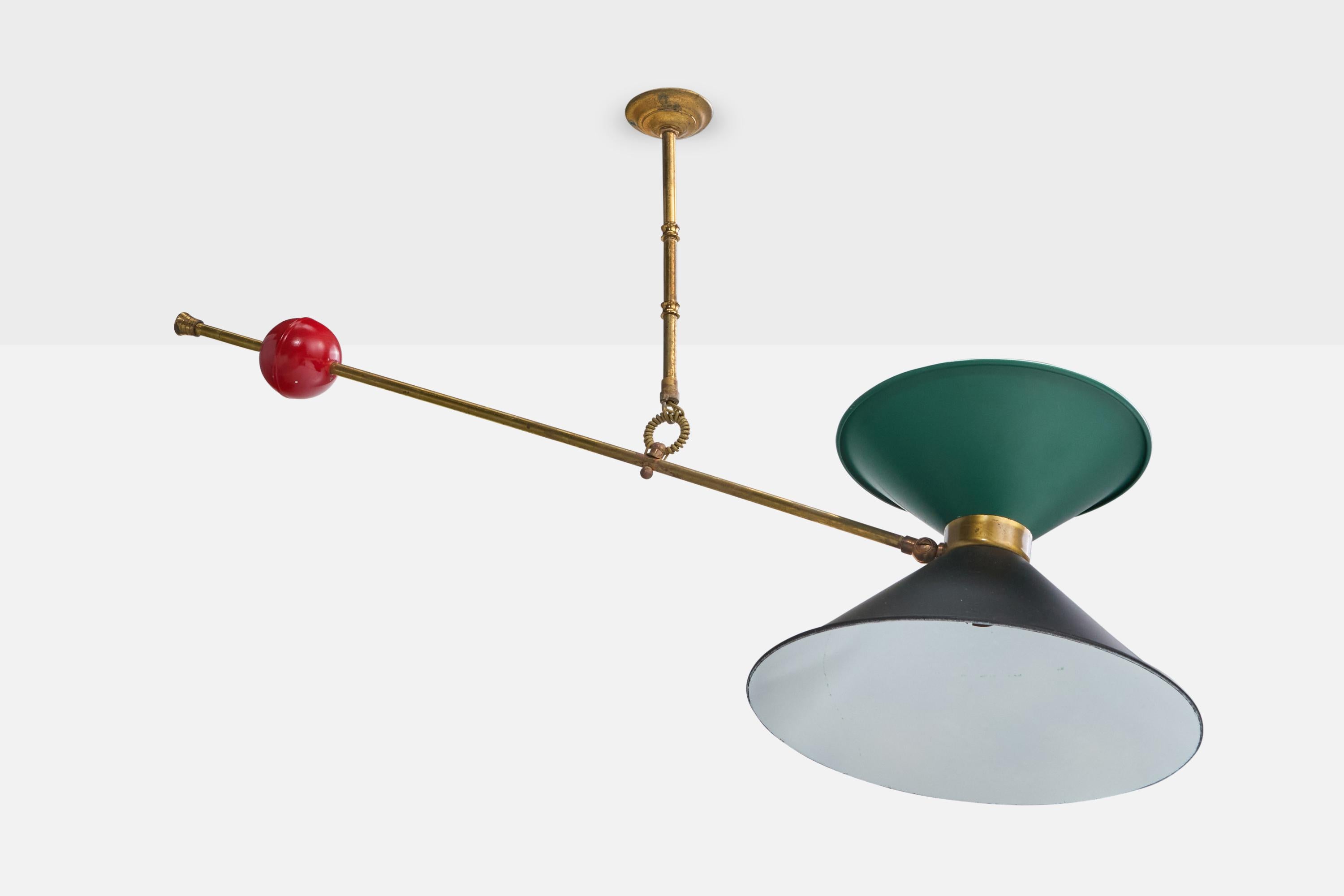 Lampada a sospensione in ottone, metallo laccato rosso, nero e verde con contrappeso, progettata e prodotta in Francia, negli anni '50 circa.

Dimensioni complessive (pollici): 19