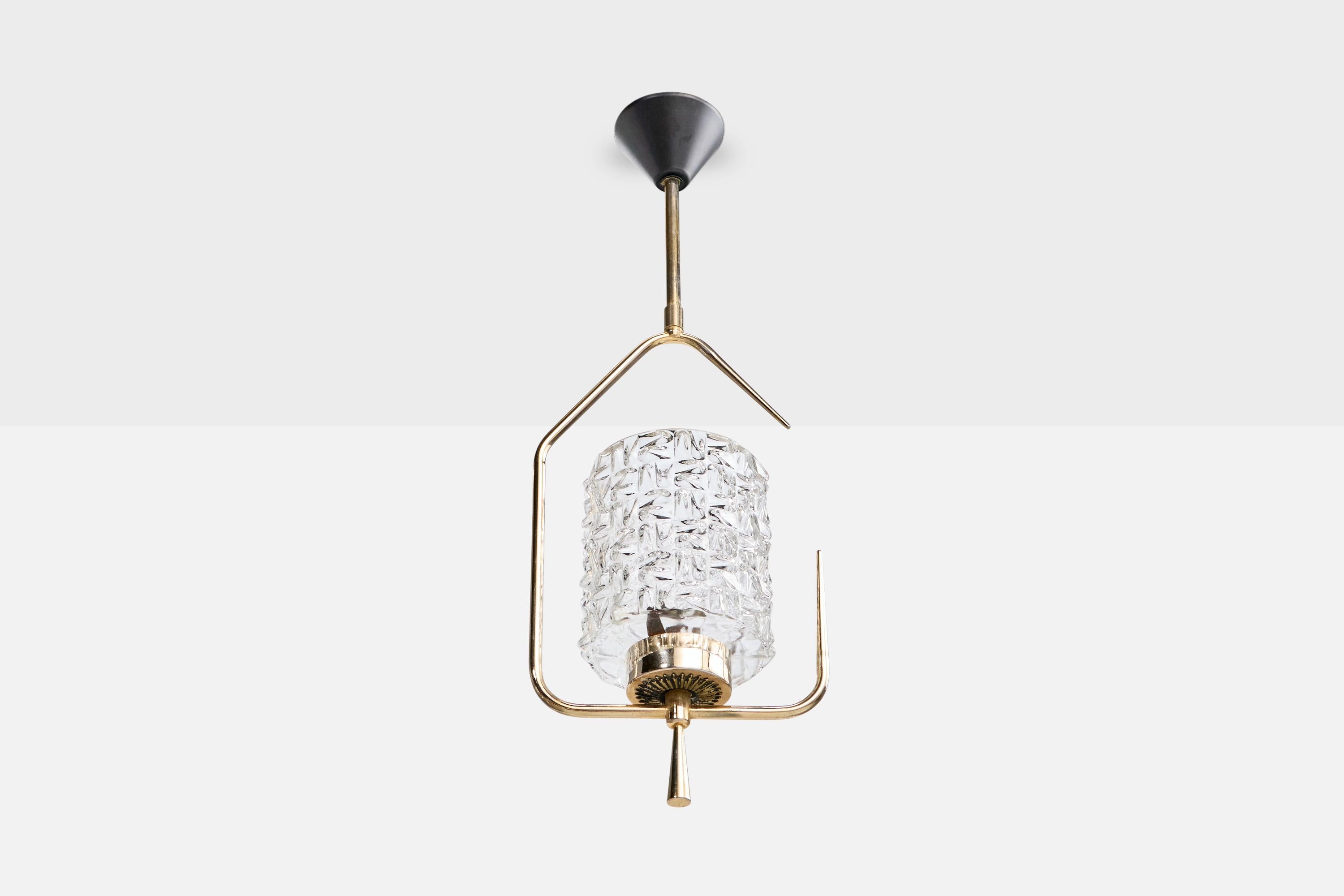 Lampada a sospensione in metallo laccato nero, ottone e vetro progettata e prodotta in Francia, negli anni '50 circa.

Dimensioni complessive (pollici): 19,75 