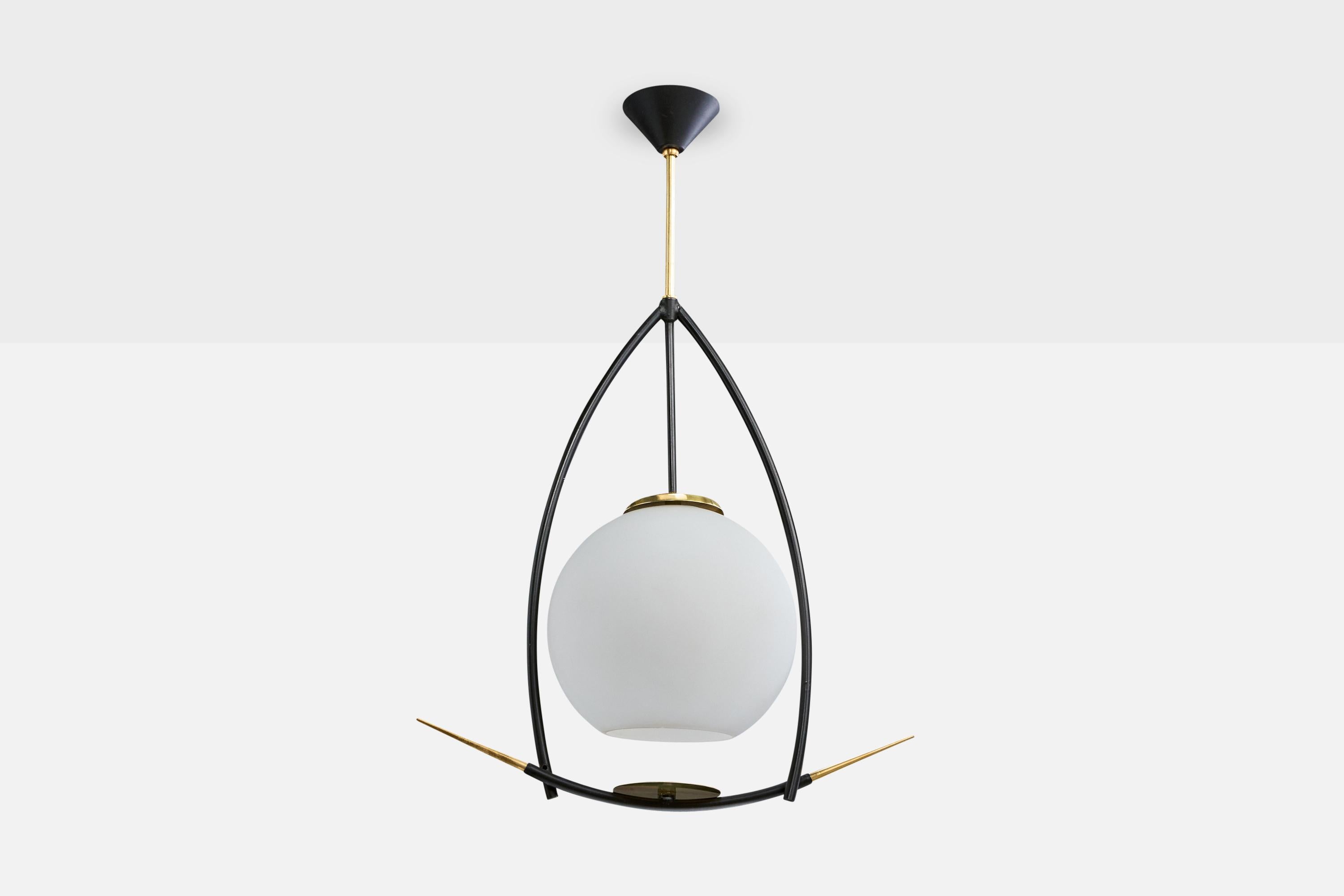 Lampada a sospensione in ottone, metallo laccato nero e vetro opalino bianco progettata e prodotta in Francia, anni '50 circa.

Dimensioni complessive (pollici): 24.0 