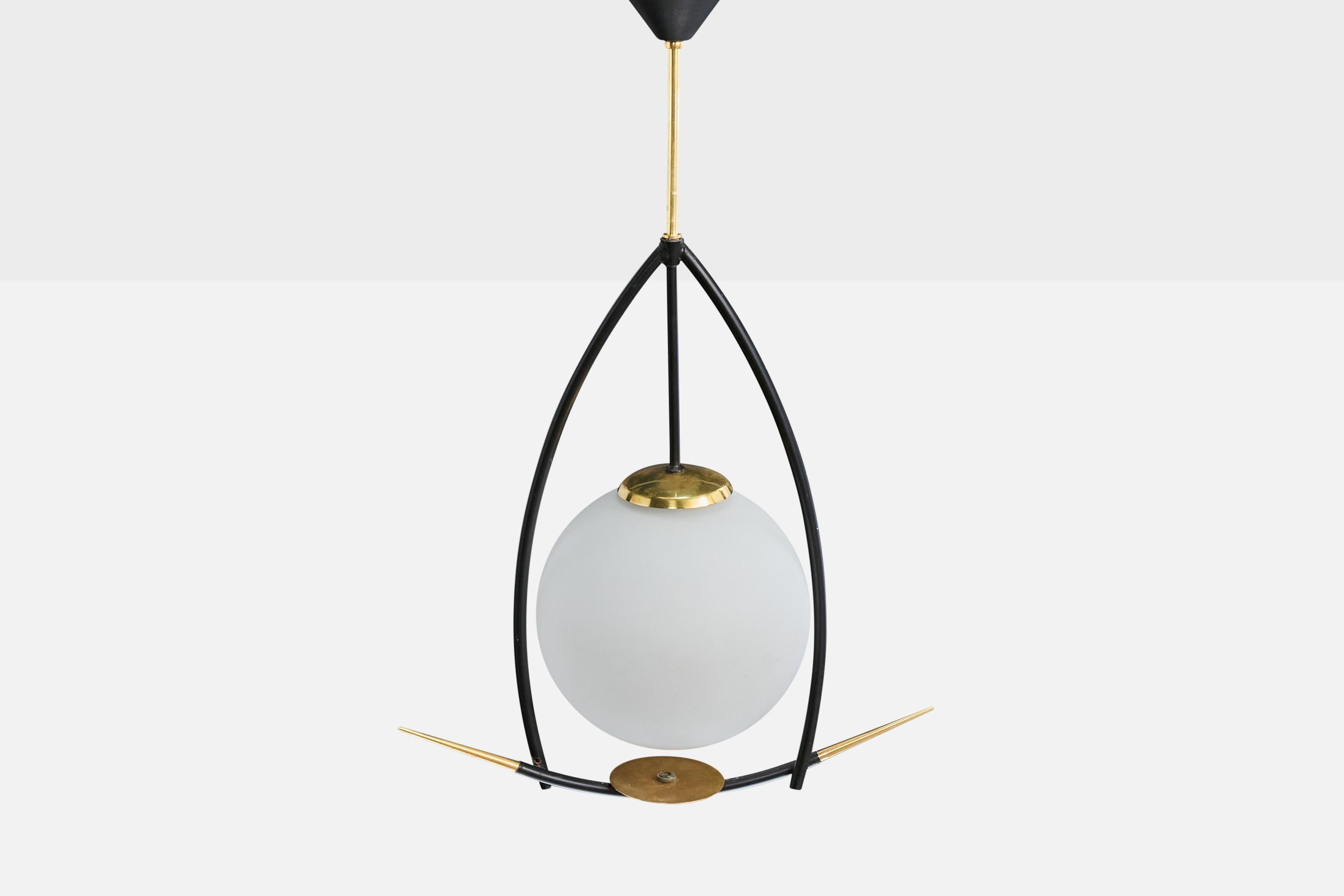 Francese Designer francese, lampada a sospensione, ottone, metallo, vetro, Francia, anni 50 in vendita