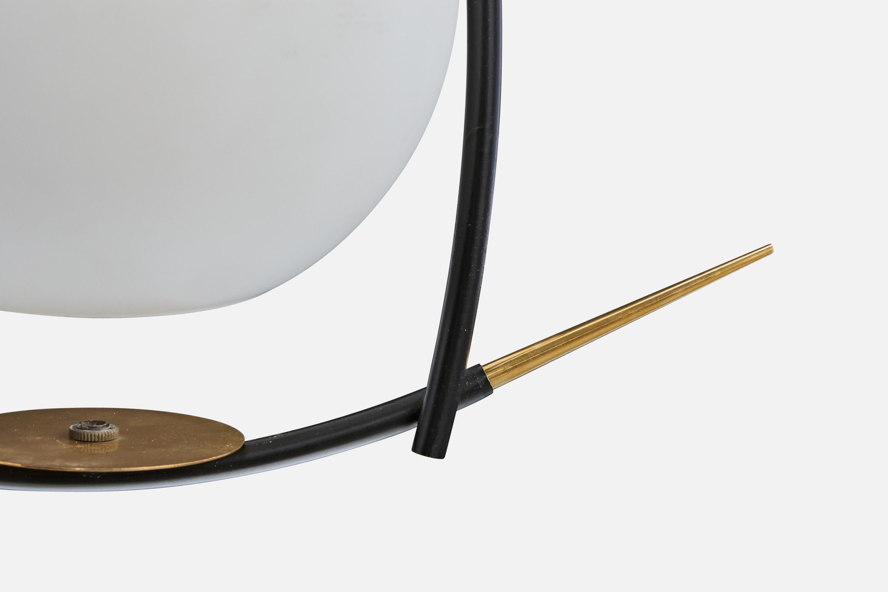 Metà XX secolo Designer francese, lampada a sospensione, ottone, metallo, vetro, Francia, anni 50 in vendita