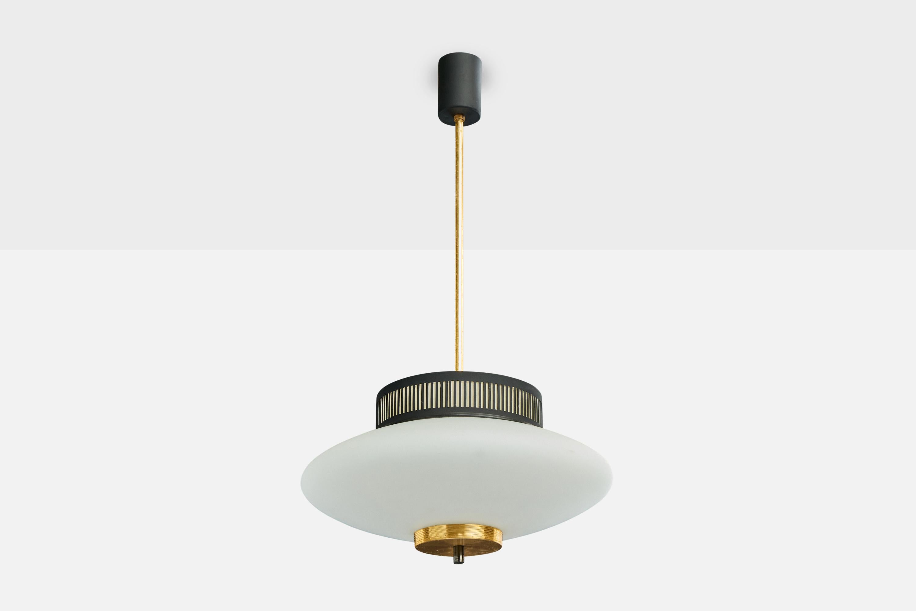 Lampada a sospensione in ottone, metallo laccato nero e vetro opalino bianco progettata e prodotta in Francia, anni '1960 circa.

Ottone patinato con appannamento diffuso.

Sottili sbavature sul vetro.

Dimensioni complessive (pollici): 27,0 