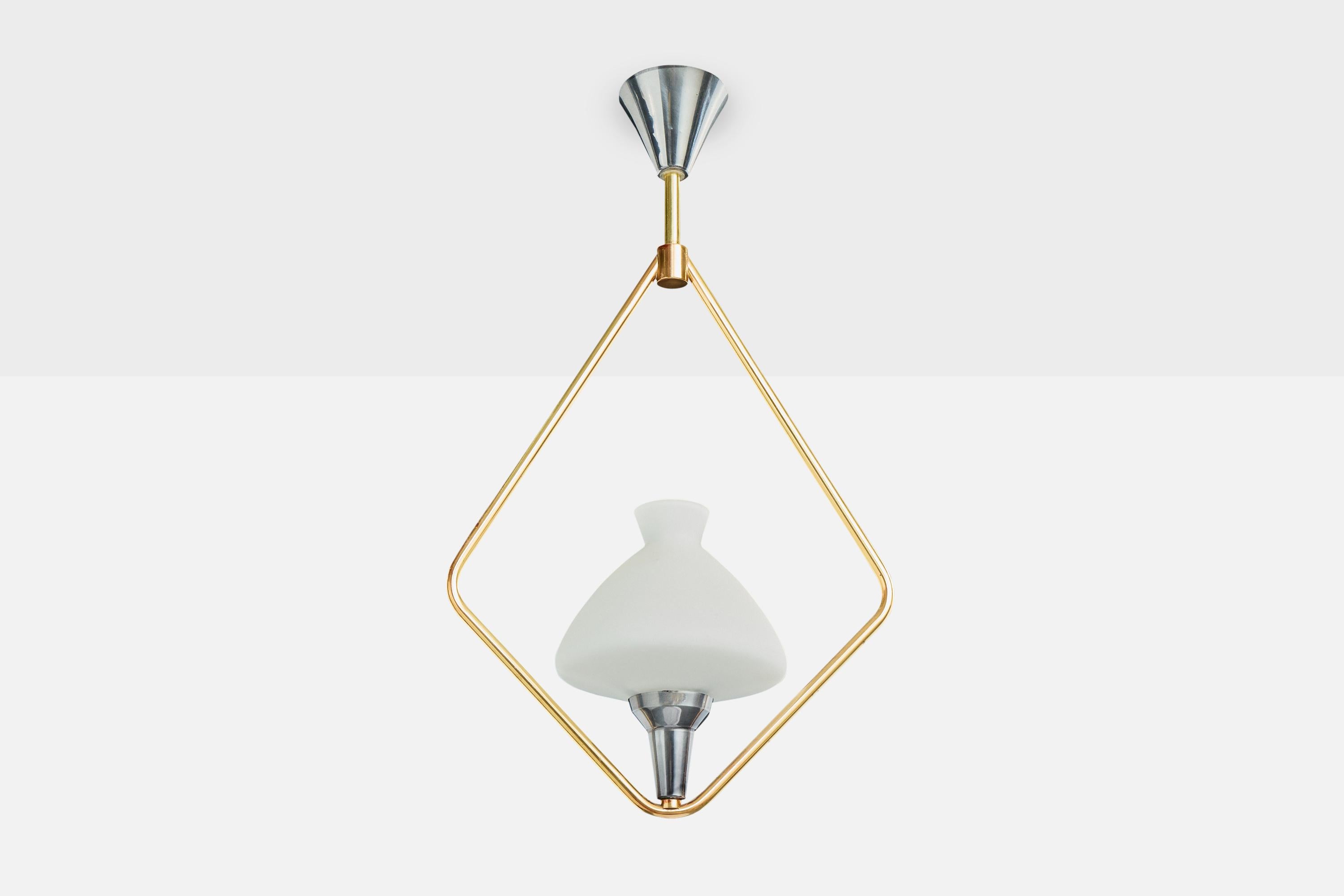 Lámpara colgante de latón, metal y cristal opalino blanco, diseñada y fabricada en Francia, c. 1960.

Pátina ligera.

Dimensiones totales (pulgadas): 20,5 