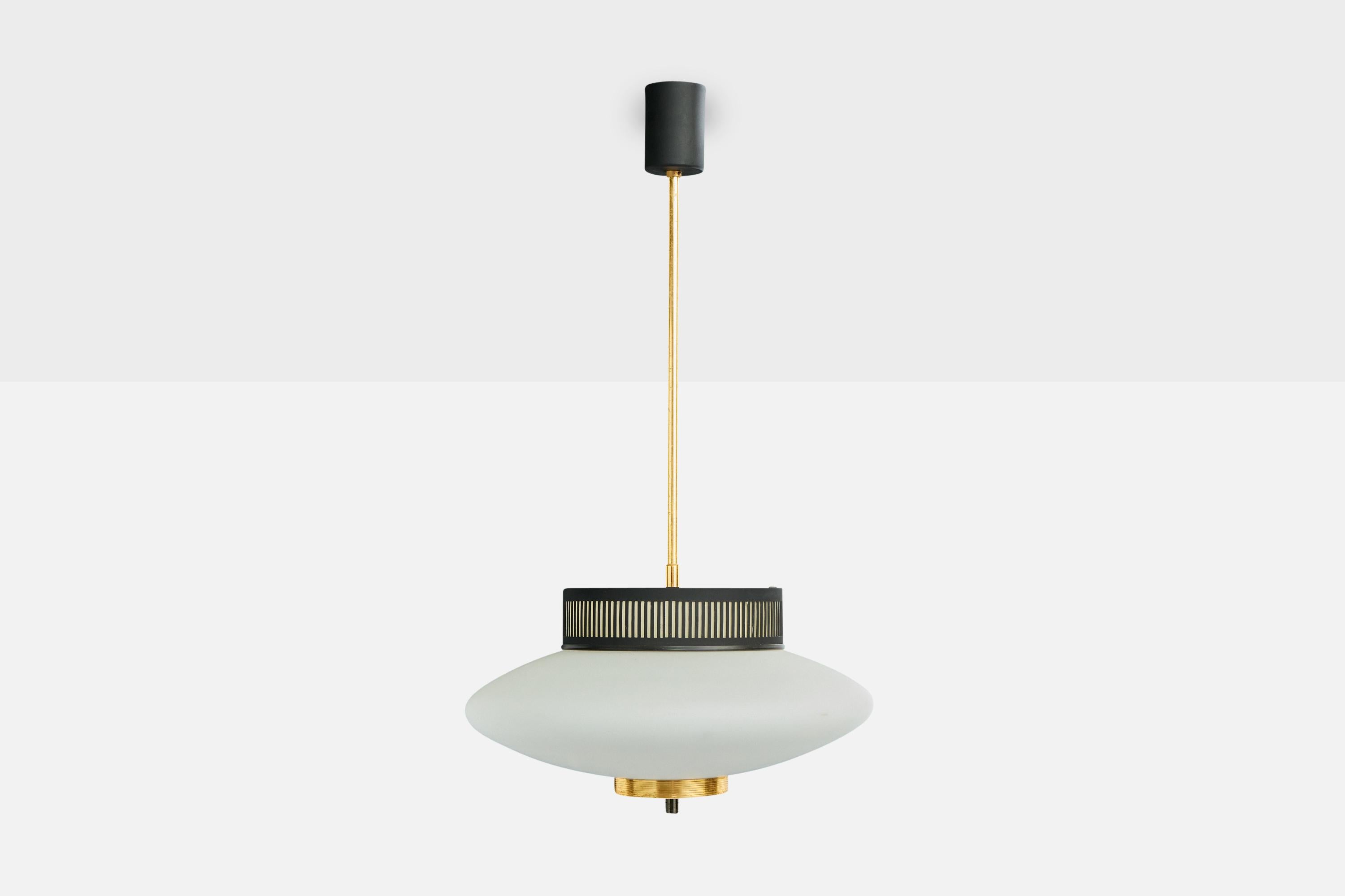 Mid-Century moderno Designer francese, lampada a sospensione, ottone, metallo, vetro, Francia, anni 1960 in vendita