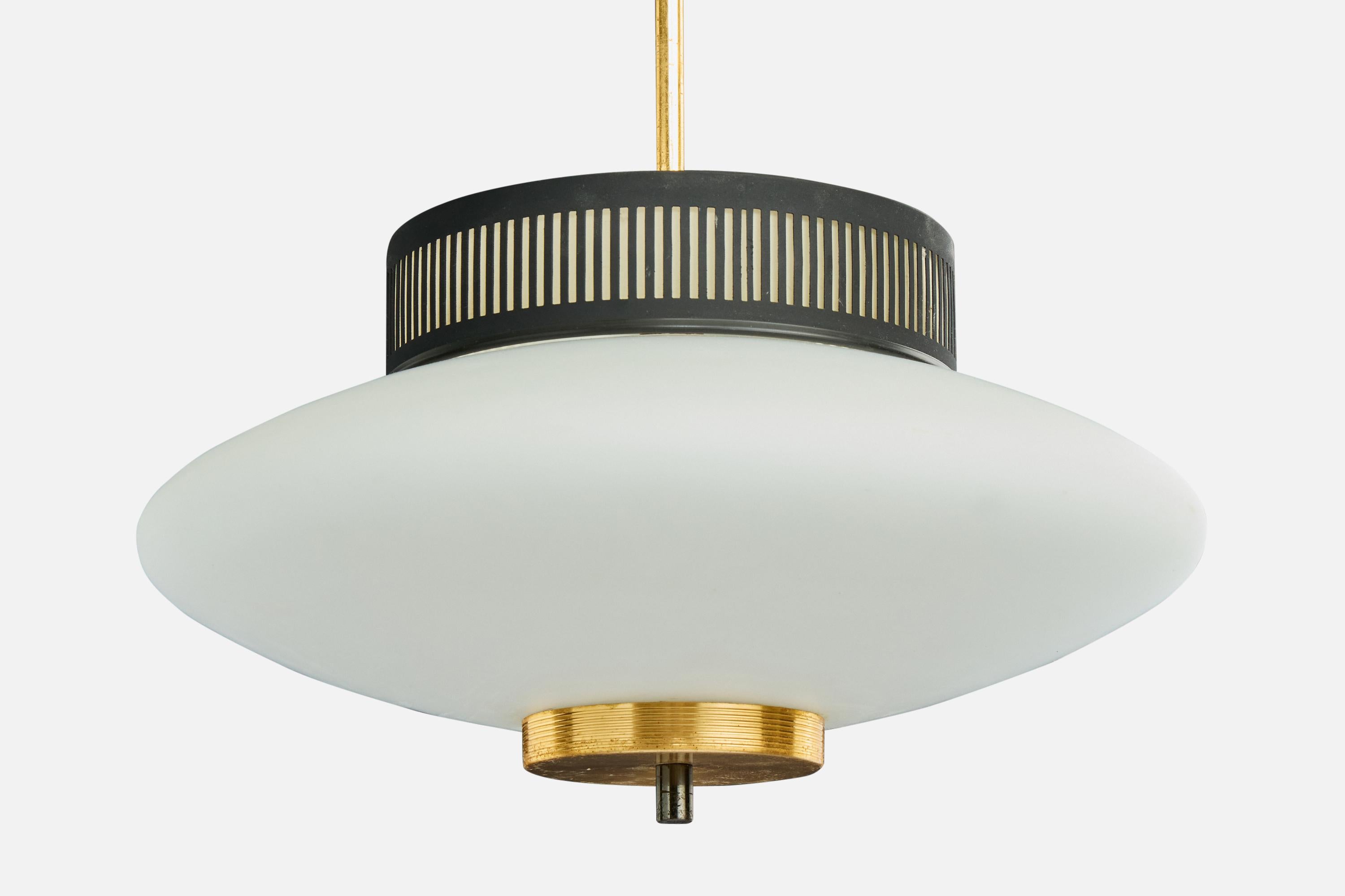 Designer francese, lampada a sospensione, ottone, metallo, vetro, Francia, anni 1960 In condizioni discrete in vendita a High Point, NC