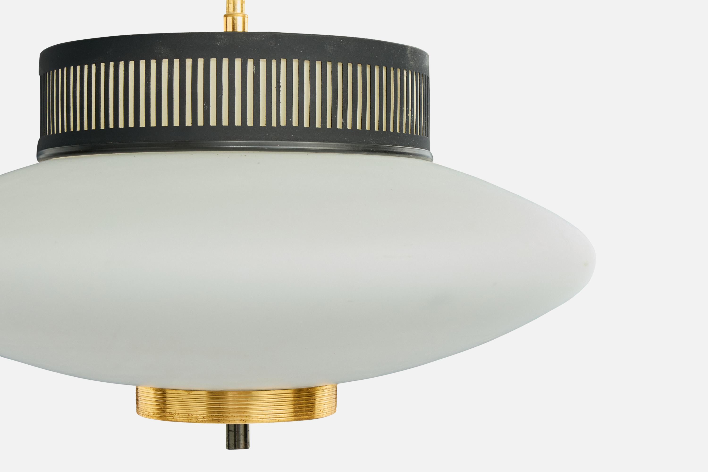 Metallo Designer francese, lampada a sospensione, ottone, metallo, vetro, Francia, anni 1960 in vendita