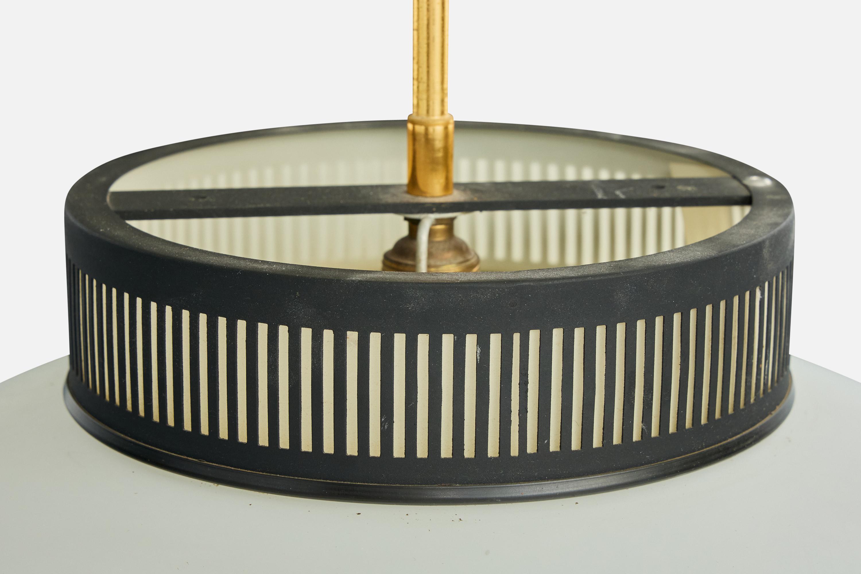 Designer francese, lampada a sospensione, ottone, metallo, vetro, Francia, anni 1960 in vendita 1