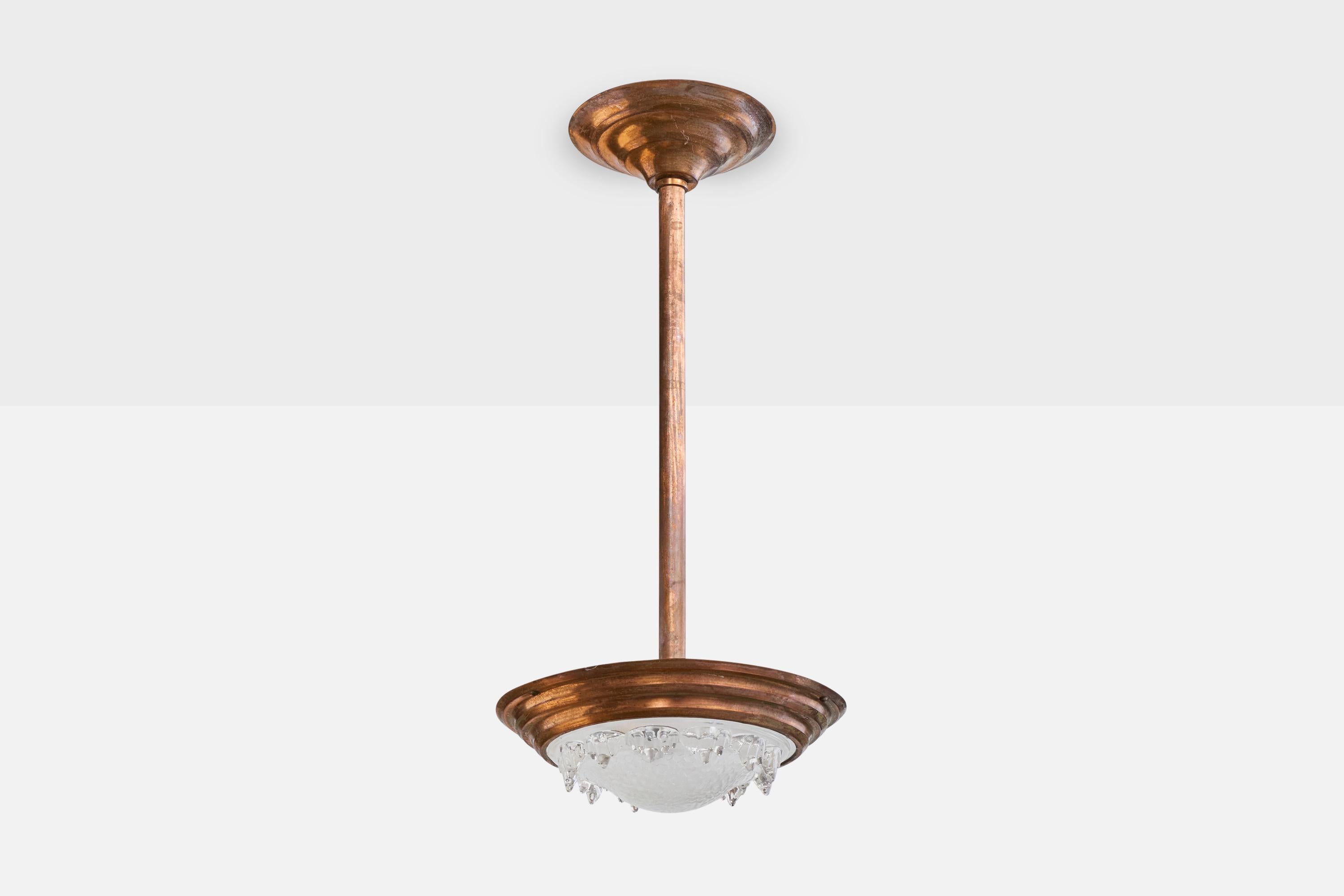 Una lampada a sospensione in rame e vetro probabilmente progettata e prodotta in Francia, negli anni '30 circa.

Il fusto e la calotta in rame presentano un'ossidazione molto pesante.

Dimensioni complessive (pollici): 21,0