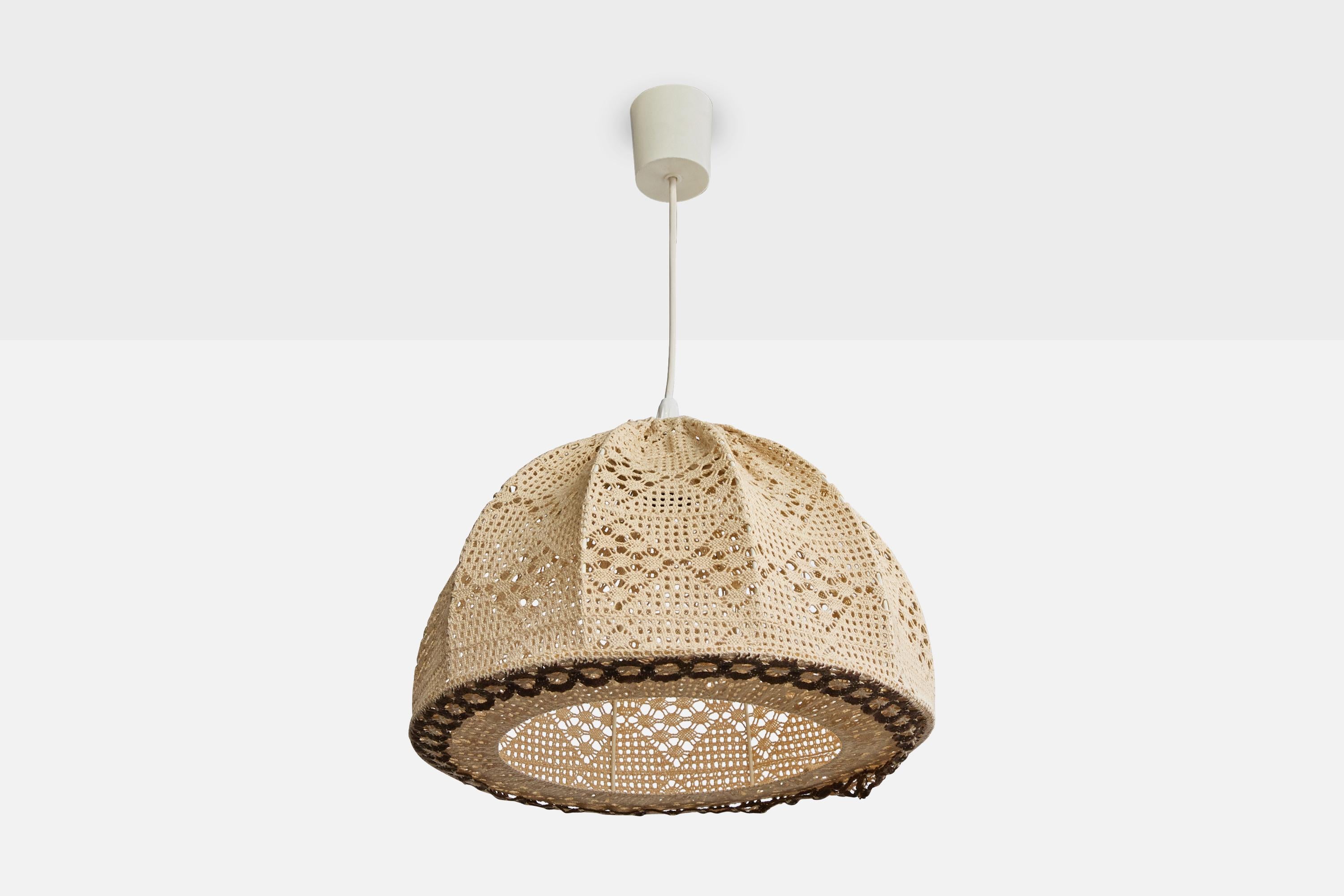 Una lampada a sospensione in tessuto ricamato beige e marrone probabilmente progettata e prodotta in Francia, negli anni '60 circa.

Dimensioni complessive (pollici): 20,0