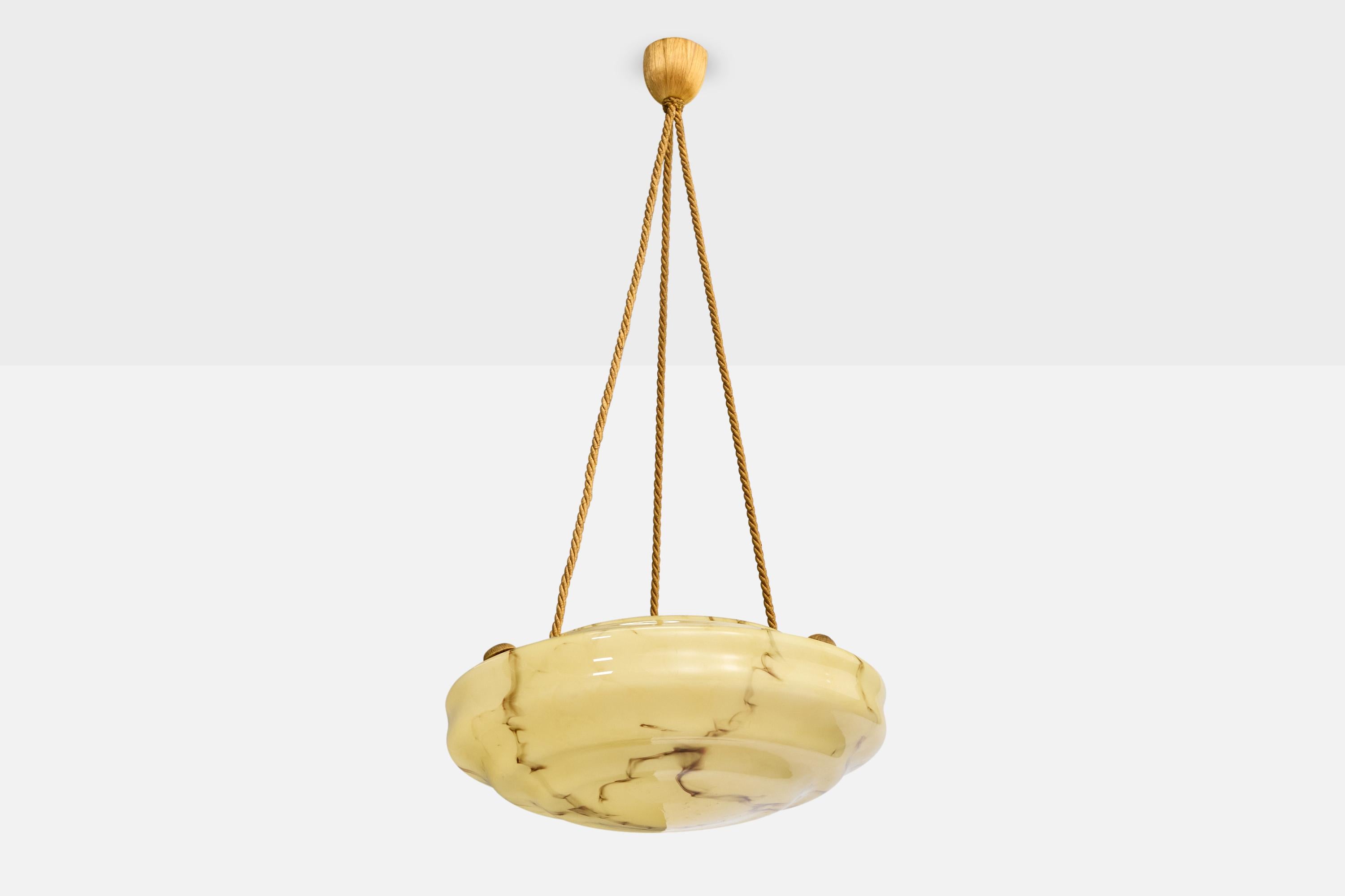 Una lampada a sospensione in vetro color alabastro e tessuto marrone probabilmente progettata e prodotta in Francia, negli anni '30 circa.

Dimensioni complessive (pollici): 23,0 