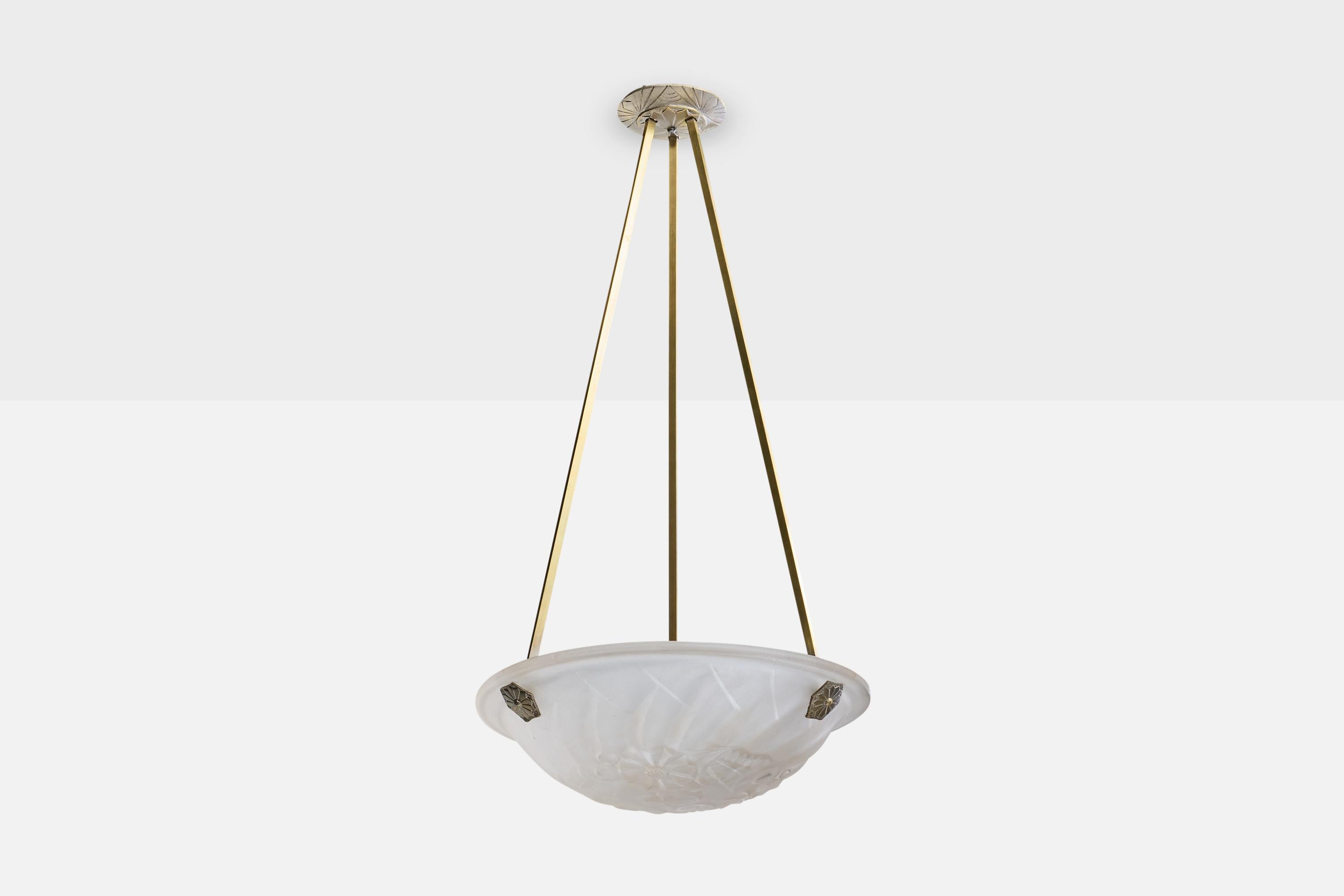 Una lampada a sospensione in vetro e ottone progettata e prodotta in Francia, negli anni '30 circa.

Dimensioni complessive (pollici): 27.0 