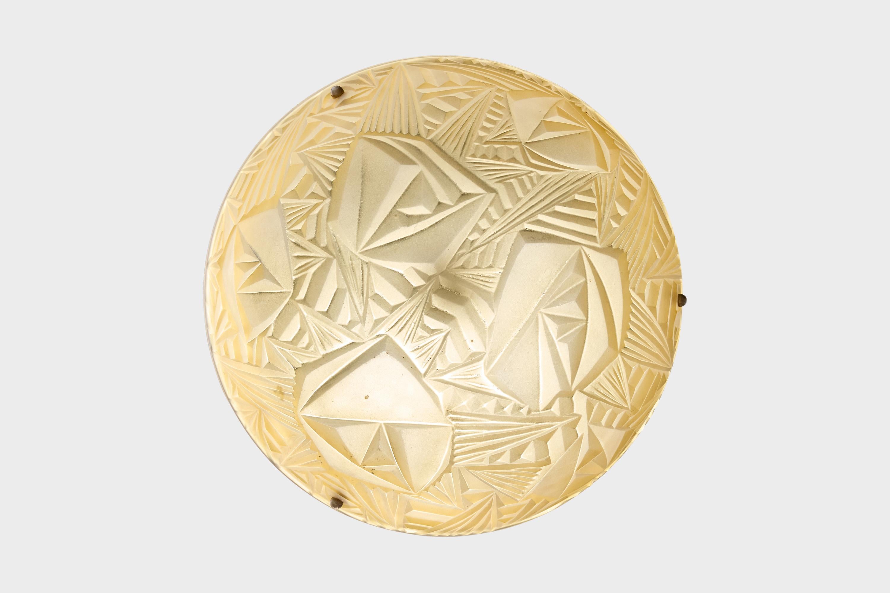Mid-Century moderno Designer francese, lampada a sospensione, vetro, ottone, Francia, anni '30 in vendita