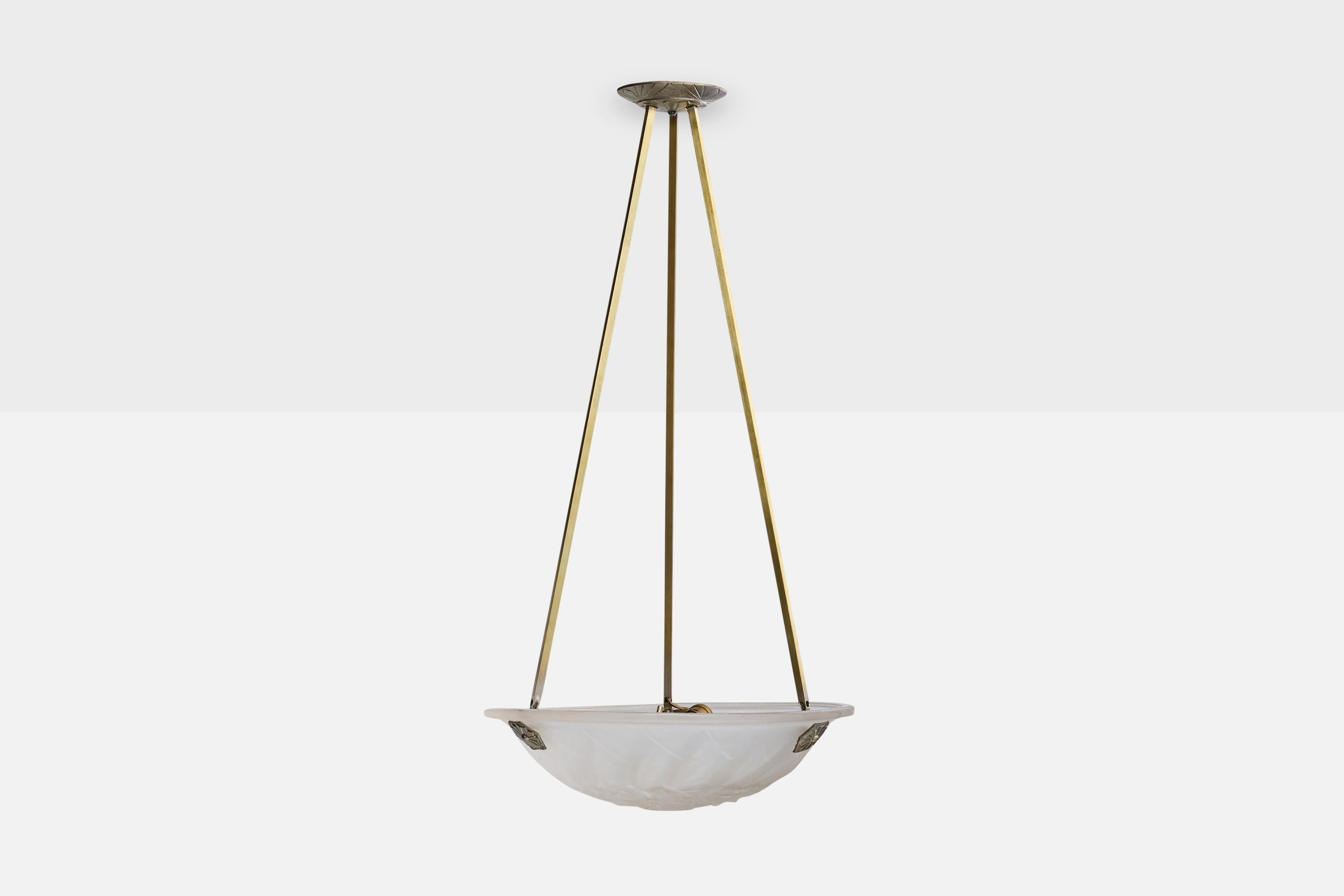 Mid-Century moderno Designer francese, lampada a sospensione, vetro, ottone, Francia, anni '30 in vendita