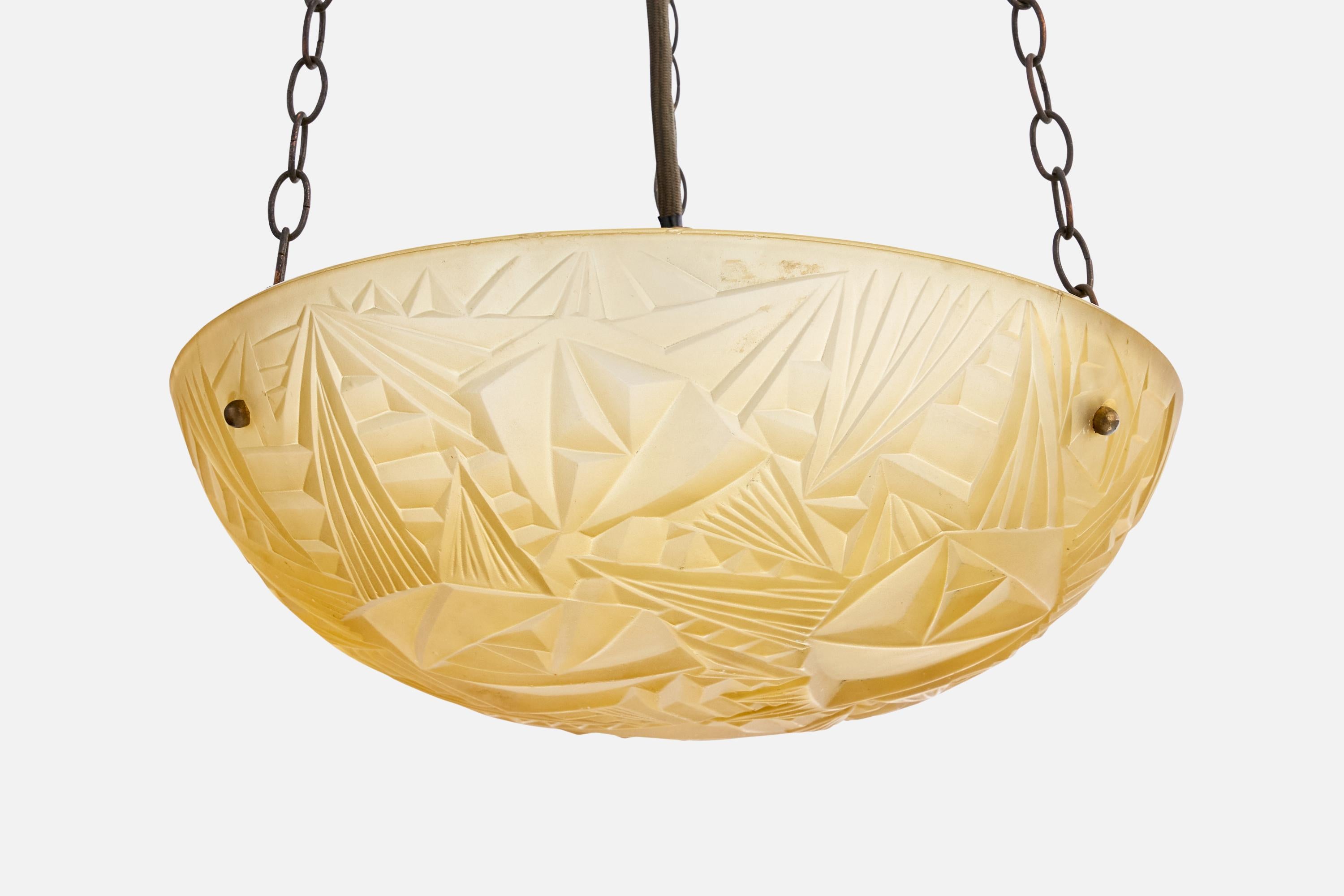 Francese Designer francese, lampada a sospensione, vetro, ottone, Francia, anni '30 in vendita