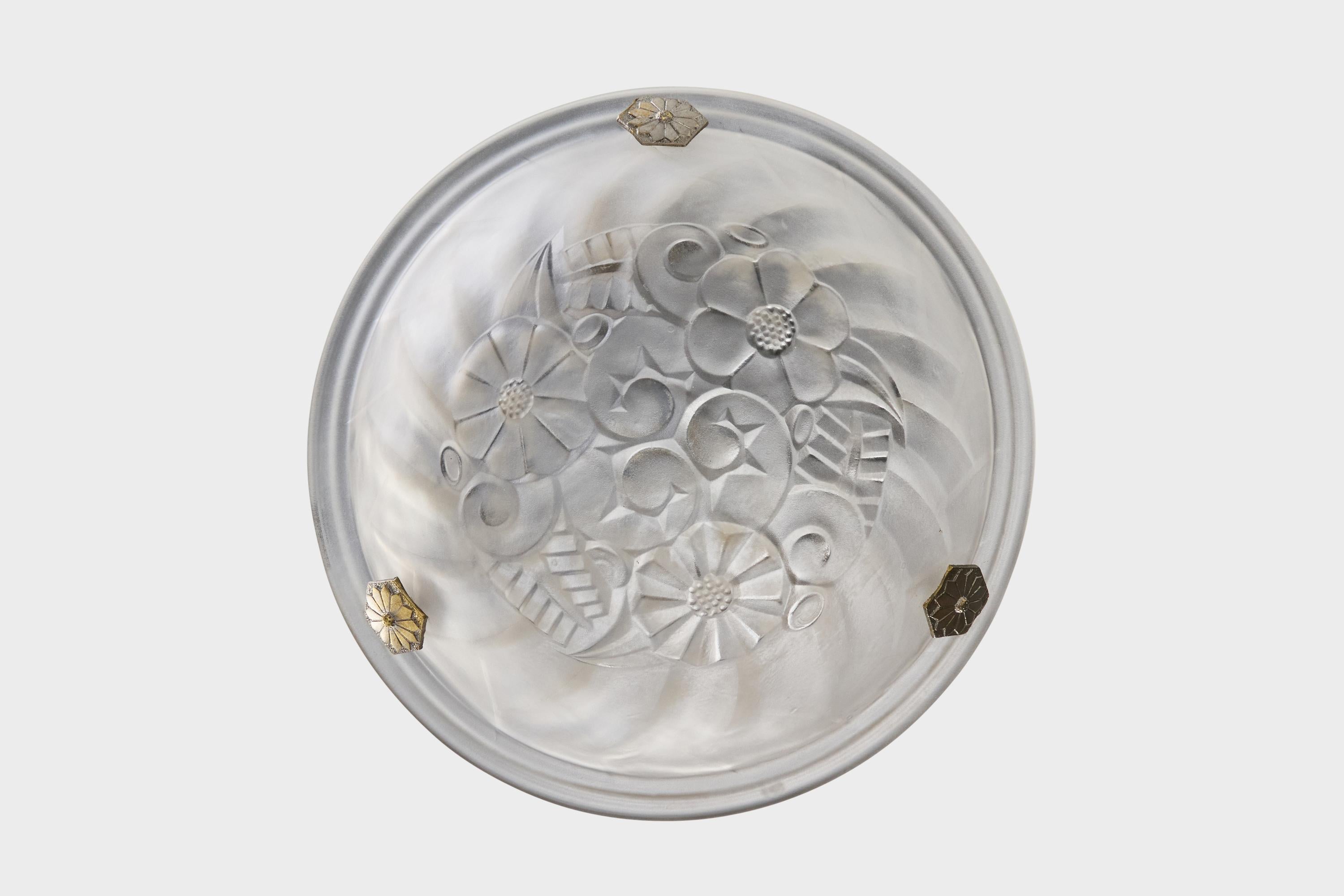 Francese Designer francese, lampada a sospensione, vetro, ottone, Francia, anni '30 in vendita