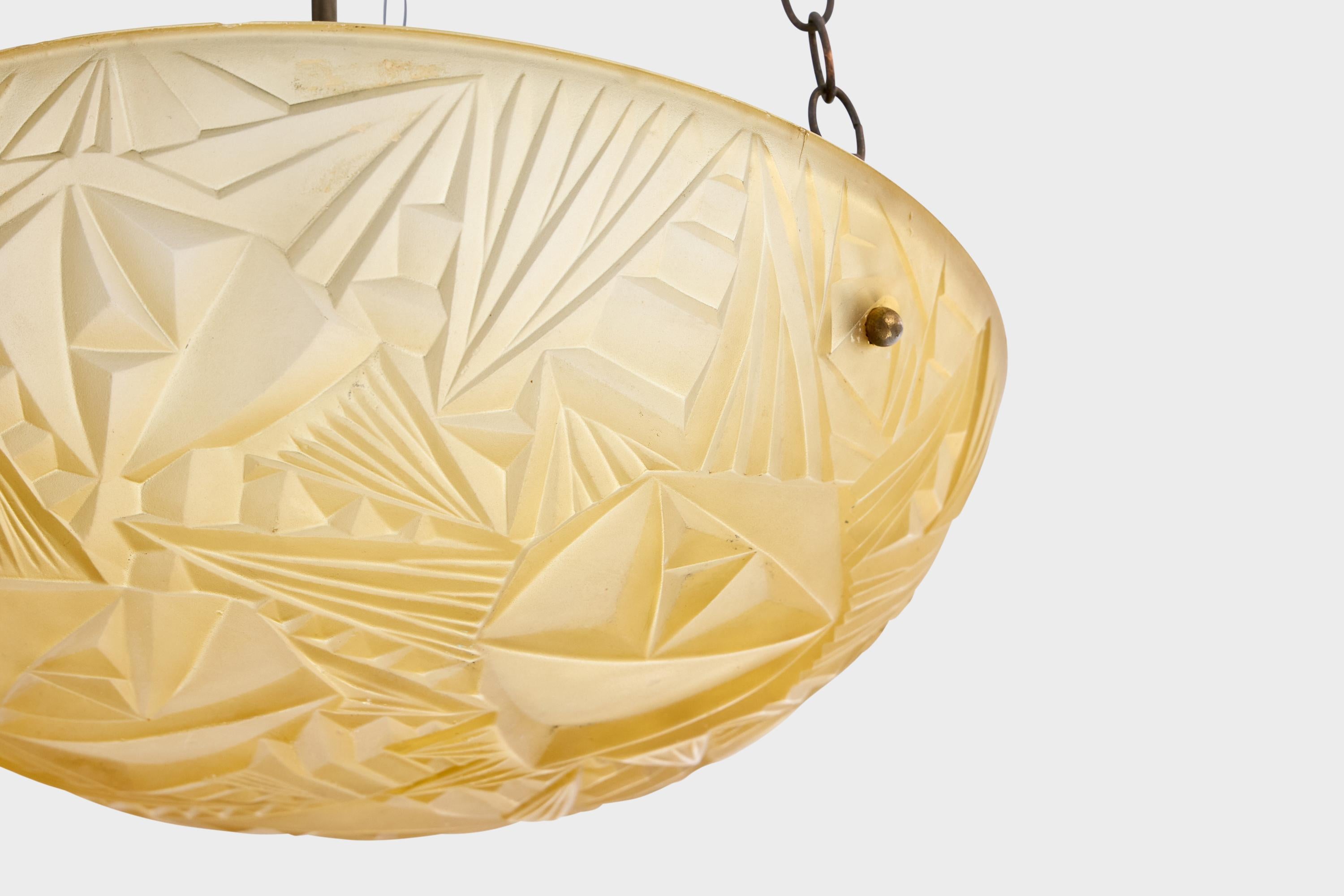 Designer francese, lampada a sospensione, vetro, ottone, Francia, anni '30 In condizioni buone in vendita a High Point, NC
