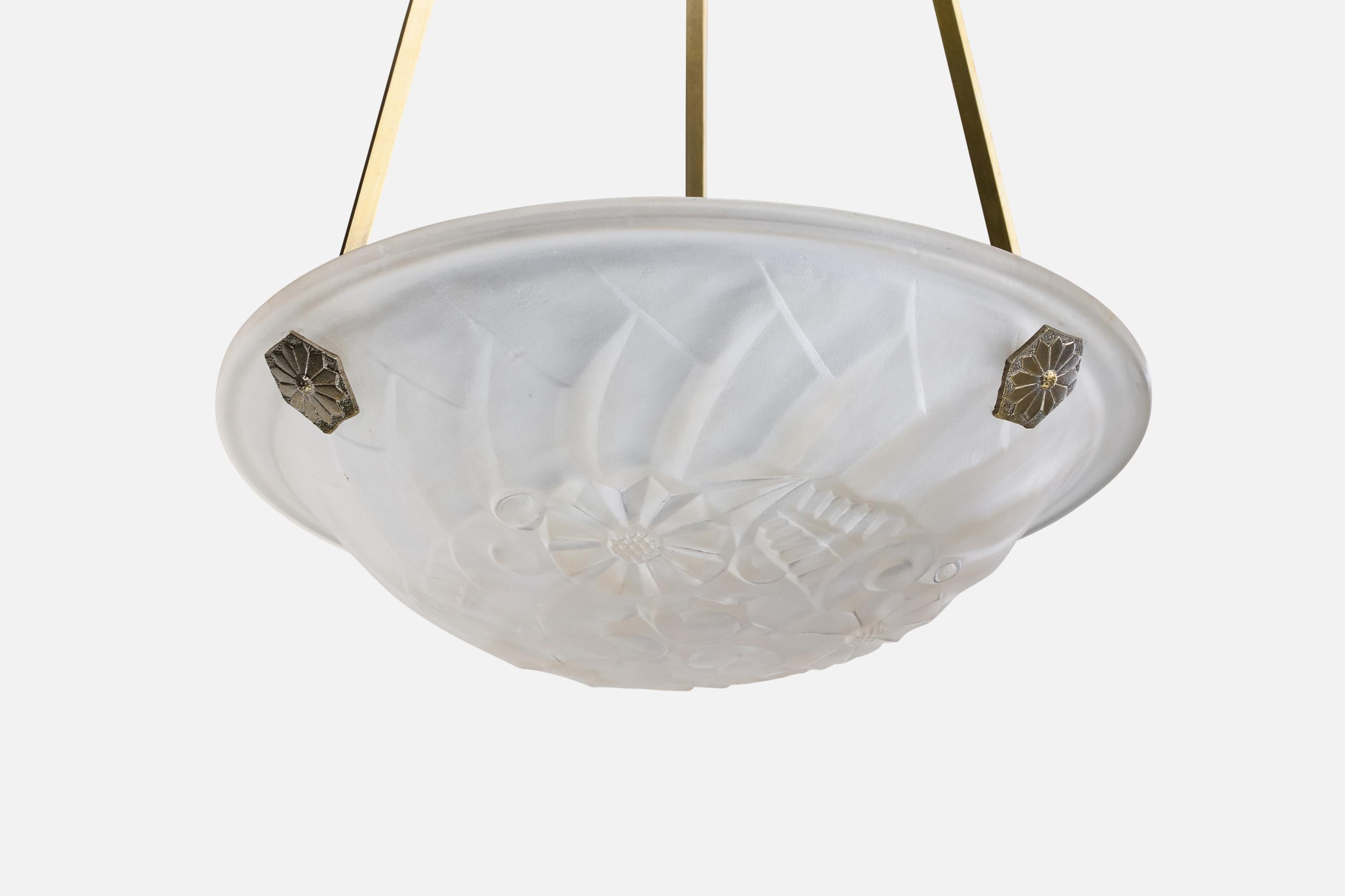 Designer francese, lampada a sospensione, vetro, ottone, Francia, anni '30 In condizioni buone in vendita a High Point, NC