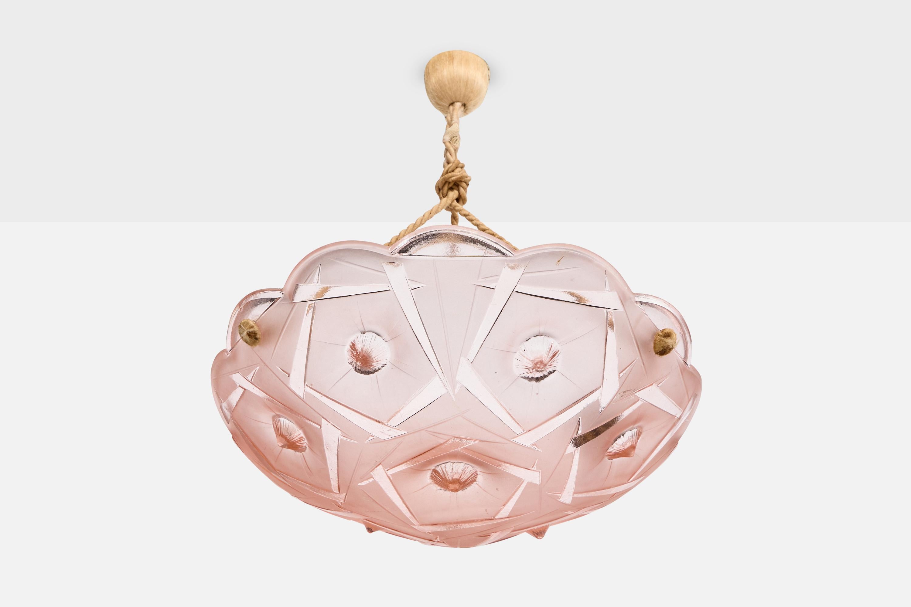 Lampada a sospensione in vetro rosa e tessuto beige progettata e prodotta in Francia, anni '40 circa.

Dimensioni complessive (pollici): 17,0 