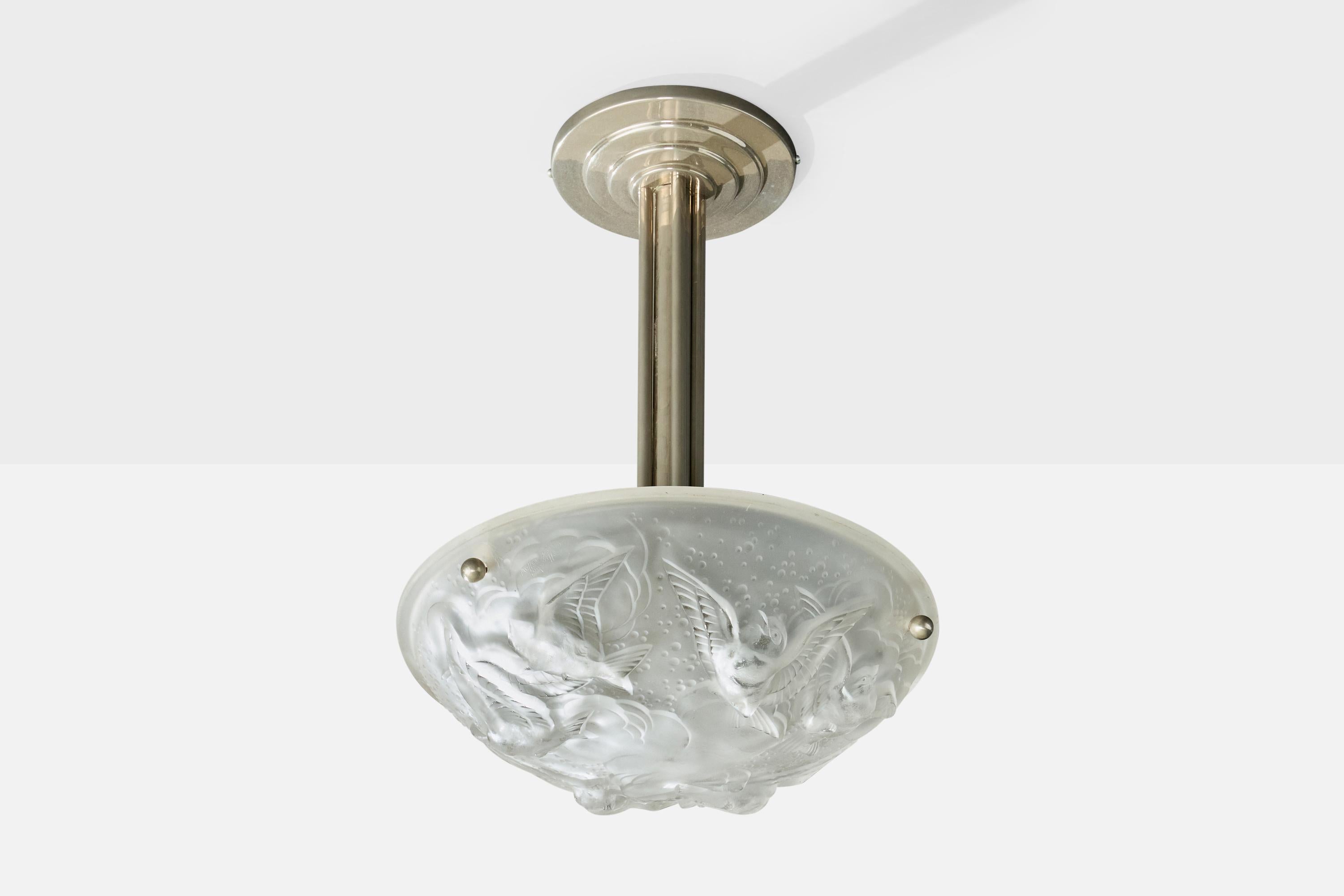 Una lampada a sospensione in vetro e metallo progettata e prodotta in Francia, negli anni '30 circa.

Dimensioni complessive (pollici): 19,0 