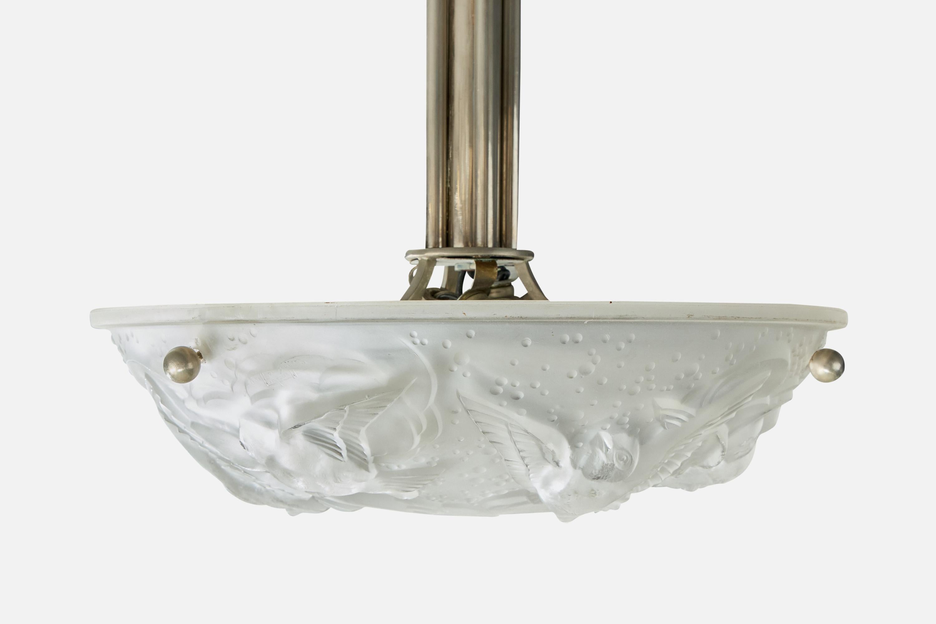 Francese Designer francese, lampada a sospensione, vetro, metallo, Francia, anni '1930 in vendita